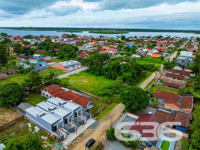 Descubra a Elegância Moderna na Costeira, Balneário Barra do Sul

Este imóvel foi cuidadosamente projetado para maximizar o espaço e o conforto. Com uma área de 62,70 m², cada unidade é composta por um quarto e uma suíte, ambas com acabamentos de alta qualidade. A sala de estar e a cozinha são integradas em um único ambiente amplo e elegante, com pé direito alto, que não só amplia o espaço visualmente, mas também melhora a ventilação e iluminação natural.

A residência também inclui um espaço gourmet com churrasqueira interna, perfeito para hospedar reuniões familiares ou entre amigos, além de uma área de serviço prática e bem planejada. A propriedade conta ainda com uma vaga de garagem, jardim, e a área é totalmente murada ou cercada, garantindo privacidade e segurança.

A localização do imóvel oferece um refúgio tranquilo longe da agitação da cidade, mas ainda conveniente para acessar o centro e áreas circundantes. A proximidade com vias principais facilita a mobilidade e o acesso a serviços públicos essenciais, como escolas, hospitais e mercados.

Design e Conforto: A fachada do imóvel é um verdadeiro destaque, com um design contemporâneo que promove uma atmosfera acolhedora e elegante. Internamente, os espaços são inteligentemente aproveitados para garantir que cada metro quadrado seja funcional e esteticamente agradável. A combinação de modernidade e funcionalidade faz desta residência um investimento seguro e um lar ideal.

Esta é uma oportunidade imperdível para quem deseja viver em um espaço moderno e confortável, com todas as conveniências de um projeto pensado para o bem-estar dos seus moradores. Com a garantia de qualidade e a expertise de mais de 30 anos da 636 Negócios Imobiliários, você está adquirindo mais do que um imóvel; está investindo em um estilo de vida.

Adquira sua Nova Casa Agora! As unidades são limitadas e a demanda é alta. Para mais informações e para garantir que você não perca esta excepcional oportunidade de compra, entre em contato com a 636 Negócios Imobiliários hoje mesmo.

Venha descobrir como é viver em um ambiente que combina beleza, praticidade e conforto. Aguardamos sua visita para conhecer este encantador imóvel em Balneário Barra do Sul.
 
636 NEGÓCIOS IMOBILIÁRIOS: A SUA MELHOR ESCOLHA
Com mais de 30 anos de experiência, a 636 Negócios Imobiliários é sua parceira ideal para encontrar o imóvel perfeito. Estamos prontos para ajudá-lo a fazer deste imóvel o seu novo lar.
 
Telefone: (47) 3451-0636
WhatsApp: (47) 99190-0636
 
Não perca esta oportunidade única. Visite nosso site para mais informações: i636.com.br
