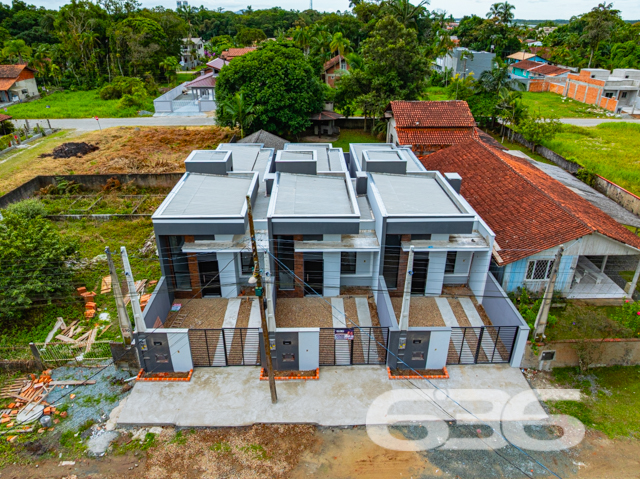Descubra a Elegância Moderna na Costeira, Balneário Barra do Sul

Este imóvel foi cuidadosamente projetado para maximizar o espaço e o conforto. Com uma área de 62,70 m², cada unidade é composta por um quarto e uma suíte, ambas com acabamentos de alta qualidade. A sala de estar e a cozinha são integradas em um único ambiente amplo e elegante, com pé direito alto, que não só amplia o espaço visualmente, mas também melhora a ventilação e iluminação natural.

A residência também inclui um espaço gourmet com churrasqueira interna, perfeito para hospedar reuniões familiares ou entre amigos, além de uma área de serviço prática e bem planejada. A propriedade conta ainda com uma vaga de garagem, jardim, e a área é totalmente murada ou cercada, garantindo privacidade e segurança.

A localização do imóvel oferece um refúgio tranquilo longe da agitação da cidade, mas ainda conveniente para acessar o centro e áreas circundantes. A proximidade com vias principais facilita a mobilidade e o acesso a serviços públicos essenciais, como escolas, hospitais e mercados.

Design e Conforto: A fachada do imóvel é um verdadeiro destaque, com um design contemporâneo que promove uma atmosfera acolhedora e elegante. Internamente, os espaços são inteligentemente aproveitados para garantir que cada metro quadrado seja funcional e esteticamente agradável. A combinação de modernidade e funcionalidade faz desta residência um investimento seguro e um lar ideal.

Esta é uma oportunidade imperdível para quem deseja viver em um espaço moderno e confortável, com todas as conveniências de um projeto pensado para o bem-estar dos seus moradores. Com a garantia de qualidade e a expertise de mais de 30 anos da 636 Negócios Imobiliários, você está adquirindo mais do que um imóvel; está investindo em um estilo de vida.

Adquira sua Nova Casa Agora! As unidades são limitadas e a demanda é alta. Para mais informações e para garantir que você não perca esta excepcional oportunidade de compra, entre em contato com a 636 Negócios Imobiliários hoje mesmo.

Venha descobrir como é viver em um ambiente que combina beleza, praticidade e conforto. Aguardamos sua visita para conhecer este encantador imóvel em Balneário Barra do Sul.
 
636 NEGÓCIOS IMOBILIÁRIOS: A SUA MELHOR ESCOLHA
Com mais de 30 anos de experiência, a 636 Negócios Imobiliários é sua parceira ideal para encontrar o imóvel perfeito. Estamos prontos para ajudá-lo a fazer deste imóvel o seu novo lar.
 
Telefone: (47) 3451-0636
WhatsApp: (47) 99190-0636
 
Não perca esta oportunidade única. Visite nosso site para mais informações: i636.com.br