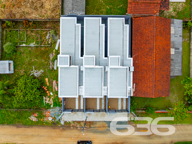 Descubra a Elegância Moderna na Costeira, Balneário Barra do Sul

Este imóvel foi cuidadosamente projetado para maximizar o espaço e o conforto. Com uma área de 62,70 m², cada unidade é composta por um quarto e uma suíte, ambas com acabamentos de alta qualidade. A sala de estar e a cozinha são integradas em um único ambiente amplo e elegante, com pé direito alto, que não só amplia o espaço visualmente, mas também melhora a ventilação e iluminação natural.

A residência também inclui um espaço gourmet com churrasqueira interna, perfeito para hospedar reuniões familiares ou entre amigos, além de uma área de serviço prática e bem planejada. A propriedade conta ainda com uma vaga de garagem, jardim, e a área é totalmente murada ou cercada, garantindo privacidade e segurança.

A localização do imóvel oferece um refúgio tranquilo longe da agitação da cidade, mas ainda conveniente para acessar o centro e áreas circundantes. A proximidade com vias principais facilita a mobilidade e o acesso a serviços públicos essenciais, como escolas, hospitais e mercados.

Design e Conforto: A fachada do imóvel é um verdadeiro destaque, com um design contemporâneo que promove uma atmosfera acolhedora e elegante. Internamente, os espaços são inteligentemente aproveitados para garantir que cada metro quadrado seja funcional e esteticamente agradável. A combinação de modernidade e funcionalidade faz desta residência um investimento seguro e um lar ideal.

Esta é uma oportunidade imperdível para quem deseja viver em um espaço moderno e confortável, com todas as conveniências de um projeto pensado para o bem-estar dos seus moradores. Com a garantia de qualidade e a expertise de mais de 30 anos da 636 Negócios Imobiliários, você está adquirindo mais do que um imóvel; está investindo em um estilo de vida.

Adquira sua Nova Casa Agora! As unidades são limitadas e a demanda é alta. Para mais informações e para garantir que você não perca esta excepcional oportunidade de compra, entre em contato com a 636 Negócios Imobiliários hoje mesmo.

Venha descobrir como é viver em um ambiente que combina beleza, praticidade e conforto. Aguardamos sua visita para conhecer este encantador imóvel em Balneário Barra do Sul.
 
636 NEGÓCIOS IMOBILIÁRIOS: A SUA MELHOR ESCOLHA
Com mais de 30 anos de experiência, a 636 Negócios Imobiliários é sua parceira ideal para encontrar o imóvel perfeito. Estamos prontos para ajudá-lo a fazer deste imóvel o seu novo lar.
 
Telefone: (47) 3451-0636
WhatsApp: (47) 99190-0636
 
Não perca esta oportunidade única. Visite nosso site para mais informações: i636.com.br