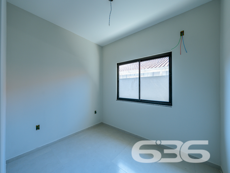Descubra a Elegância Moderna na Costeira, Balneário Barra do Sul

Este imóvel foi cuidadosamente projetado para maximizar o espaço e o conforto. Com uma área de 62,70 m², cada unidade é composta por um quarto e uma suíte, ambas com acabamentos de alta qualidade. A sala de estar e a cozinha são integradas em um único ambiente amplo e elegante, com pé direito alto, que não só amplia o espaço visualmente, mas também melhora a ventilação e iluminação natural.

A residência também inclui um espaço gourmet com churrasqueira interna, perfeito para hospedar reuniões familiares ou entre amigos, além de uma área de serviço prática e bem planejada. A propriedade conta ainda com uma vaga de garagem, jardim, e a área é totalmente murada ou cercada, garantindo privacidade e segurança.

A localização do imóvel oferece um refúgio tranquilo longe da agitação da cidade, mas ainda conveniente para acessar o centro e áreas circundantes. A proximidade com vias principais facilita a mobilidade e o acesso a serviços públicos essenciais, como escolas, hospitais e mercados.

Design e Conforto: A fachada do imóvel é um verdadeiro destaque, com um design contemporâneo que promove uma atmosfera acolhedora e elegante. Internamente, os espaços são inteligentemente aproveitados para garantir que cada metro quadrado seja funcional e esteticamente agradável. A combinação de modernidade e funcionalidade faz desta residência um investimento seguro e um lar ideal.

Esta é uma oportunidade imperdível para quem deseja viver em um espaço moderno e confortável, com todas as conveniências de um projeto pensado para o bem-estar dos seus moradores. Com a garantia de qualidade e a expertise de mais de 30 anos da 636 Negócios Imobiliários, você está adquirindo mais do que um imóvel; está investindo em um estilo de vida.

Adquira sua Nova Casa Agora! As unidades são limitadas e a demanda é alta. Para mais informações e para garantir que você não perca esta excepcional oportunidade de compra, entre em contato com a 636 Negócios Imobiliários hoje mesmo.

Venha descobrir como é viver em um ambiente que combina beleza, praticidade e conforto. Aguardamos sua visita para conhecer este encantador imóvel em Balneário Barra do Sul.
 
636 NEGÓCIOS IMOBILIÁRIOS: A SUA MELHOR ESCOLHA
Com mais de 30 anos de experiência, a 636 Negócios Imobiliários é sua parceira ideal para encontrar o imóvel perfeito. Estamos prontos para ajudá-lo a fazer deste imóvel o seu novo lar.
 
Telefone: (47) 3451-0636
WhatsApp: (47) 99190-0636
 
Não perca esta oportunidade única. Visite nosso site para mais informações: i636.com.br