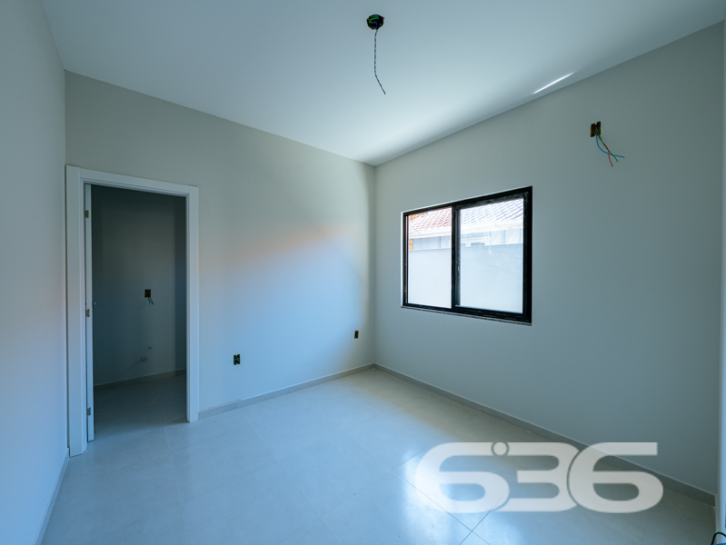 Descubra a Elegância Moderna na Costeira, Balneário Barra do Sul

Este imóvel foi cuidadosamente projetado para maximizar o espaço e o conforto. Com uma área de 62,70 m², cada unidade é composta por um quarto e uma suíte, ambas com acabamentos de alta qualidade. A sala de estar e a cozinha são integradas em um único ambiente amplo e elegante, com pé direito alto, que não só amplia o espaço visualmente, mas também melhora a ventilação e iluminação natural.

A residência também inclui um espaço gourmet com churrasqueira interna, perfeito para hospedar reuniões familiares ou entre amigos, além de uma área de serviço prática e bem planejada. A propriedade conta ainda com uma vaga de garagem, jardim, e a área é totalmente murada ou cercada, garantindo privacidade e segurança.

A localização do imóvel oferece um refúgio tranquilo longe da agitação da cidade, mas ainda conveniente para acessar o centro e áreas circundantes. A proximidade com vias principais facilita a mobilidade e o acesso a serviços públicos essenciais, como escolas, hospitais e mercados.

Design e Conforto: A fachada do imóvel é um verdadeiro destaque, com um design contemporâneo que promove uma atmosfera acolhedora e elegante. Internamente, os espaços são inteligentemente aproveitados para garantir que cada metro quadrado seja funcional e esteticamente agradável. A combinação de modernidade e funcionalidade faz desta residência um investimento seguro e um lar ideal.

Esta é uma oportunidade imperdível para quem deseja viver em um espaço moderno e confortável, com todas as conveniências de um projeto pensado para o bem-estar dos seus moradores. Com a garantia de qualidade e a expertise de mais de 30 anos da 636 Negócios Imobiliários, você está adquirindo mais do que um imóvel; está investindo em um estilo de vida.

Adquira sua Nova Casa Agora! As unidades são limitadas e a demanda é alta. Para mais informações e para garantir que você não perca esta excepcional oportunidade de compra, entre em contato com a 636 Negócios Imobiliários hoje mesmo.

Venha descobrir como é viver em um ambiente que combina beleza, praticidade e conforto. Aguardamos sua visita para conhecer este encantador imóvel em Balneário Barra do Sul.
 
636 NEGÓCIOS IMOBILIÁRIOS: A SUA MELHOR ESCOLHA
Com mais de 30 anos de experiência, a 636 Negócios Imobiliários é sua parceira ideal para encontrar o imóvel perfeito. Estamos prontos para ajudá-lo a fazer deste imóvel o seu novo lar.
 
Telefone: (47) 3451-0636
WhatsApp: (47) 99190-0636
 
Não perca esta oportunidade única. Visite nosso site para mais informações: i636.com.br