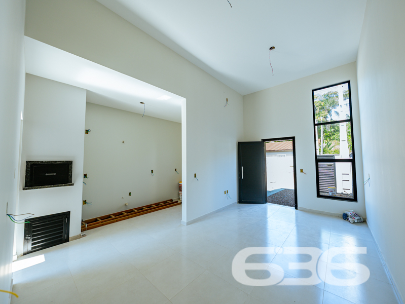 Descubra a Elegância Moderna na Costeira, Balneário Barra do Sul

Este imóvel foi cuidadosamente projetado para maximizar o espaço e o conforto. Com uma área de 62,70 m², cada unidade é composta por um quarto e uma suíte, ambas com acabamentos de alta qualidade. A sala de estar e a cozinha são integradas em um único ambiente amplo e elegante, com pé direito alto, que não só amplia o espaço visualmente, mas também melhora a ventilação e iluminação natural.

A residência também inclui um espaço gourmet com churrasqueira interna, perfeito para hospedar reuniões familiares ou entre amigos, além de uma área de serviço prática e bem planejada. A propriedade conta ainda com uma vaga de garagem, jardim, e a área é totalmente murada ou cercada, garantindo privacidade e segurança.

A localização do imóvel oferece um refúgio tranquilo longe da agitação da cidade, mas ainda conveniente para acessar o centro e áreas circundantes. A proximidade com vias principais facilita a mobilidade e o acesso a serviços públicos essenciais, como escolas, hospitais e mercados.

Design e Conforto: A fachada do imóvel é um verdadeiro destaque, com um design contemporâneo que promove uma atmosfera acolhedora e elegante. Internamente, os espaços são inteligentemente aproveitados para garantir que cada metro quadrado seja funcional e esteticamente agradável. A combinação de modernidade e funcionalidade faz desta residência um investimento seguro e um lar ideal.

Esta é uma oportunidade imperdível para quem deseja viver em um espaço moderno e confortável, com todas as conveniências de um projeto pensado para o bem-estar dos seus moradores. Com a garantia de qualidade e a expertise de mais de 30 anos da 636 Negócios Imobiliários, você está adquirindo mais do que um imóvel; está investindo em um estilo de vida.

Adquira sua Nova Casa Agora! As unidades são limitadas e a demanda é alta. Para mais informações e para garantir que você não perca esta excepcional oportunidade de compra, entre em contato com a 636 Negócios Imobiliários hoje mesmo.

Venha descobrir como é viver em um ambiente que combina beleza, praticidade e conforto. Aguardamos sua visita para conhecer este encantador imóvel em Balneário Barra do Sul.
 
636 NEGÓCIOS IMOBILIÁRIOS: A SUA MELHOR ESCOLHA
Com mais de 30 anos de experiência, a 636 Negócios Imobiliários é sua parceira ideal para encontrar o imóvel perfeito. Estamos prontos para ajudá-lo a fazer deste imóvel o seu novo lar.
 
Telefone: (47) 3451-0636
WhatsApp: (47) 99190-0636
 
Não perca esta oportunidade única. Visite nosso site para mais informações: i636.com.br