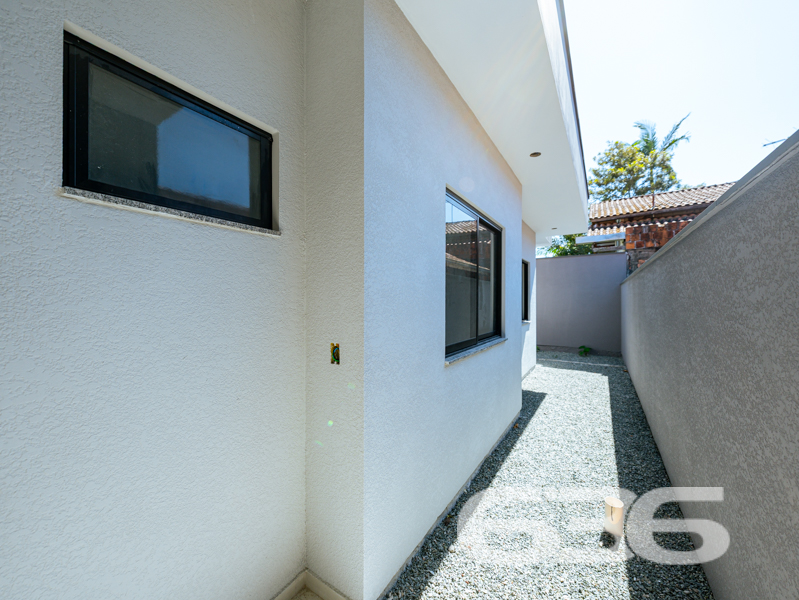 Descubra a Elegância Moderna na Costeira, Balneário Barra do Sul

Este imóvel foi cuidadosamente projetado para maximizar o espaço e o conforto. Com uma área de 62,70 m², cada unidade é composta por um quarto e uma suíte, ambas com acabamentos de alta qualidade. A sala de estar e a cozinha são integradas em um único ambiente amplo e elegante, com pé direito alto, que não só amplia o espaço visualmente, mas também melhora a ventilação e iluminação natural.

A residência também inclui um espaço gourmet com churrasqueira interna, perfeito para hospedar reuniões familiares ou entre amigos, além de uma área de serviço prática e bem planejada. A propriedade conta ainda com uma vaga de garagem, jardim, e a área é totalmente murada ou cercada, garantindo privacidade e segurança.

A localização do imóvel oferece um refúgio tranquilo longe da agitação da cidade, mas ainda conveniente para acessar o centro e áreas circundantes. A proximidade com vias principais facilita a mobilidade e o acesso a serviços públicos essenciais, como escolas, hospitais e mercados.

Design e Conforto: A fachada do imóvel é um verdadeiro destaque, com um design contemporâneo que promove uma atmosfera acolhedora e elegante. Internamente, os espaços são inteligentemente aproveitados para garantir que cada metro quadrado seja funcional e esteticamente agradável. A combinação de modernidade e funcionalidade faz desta residência um investimento seguro e um lar ideal.

Esta é uma oportunidade imperdível para quem deseja viver em um espaço moderno e confortável, com todas as conveniências de um projeto pensado para o bem-estar dos seus moradores. Com a garantia de qualidade e a expertise de mais de 30 anos da 636 Negócios Imobiliários, você está adquirindo mais do que um imóvel; está investindo em um estilo de vida.

Adquira sua Nova Casa Agora! As unidades são limitadas e a demanda é alta. Para mais informações e para garantir que você não perca esta excepcional oportunidade de compra, entre em contato com a 636 Negócios Imobiliários hoje mesmo.

Venha descobrir como é viver em um ambiente que combina beleza, praticidade e conforto. Aguardamos sua visita para conhecer este encantador imóvel em Balneário Barra do Sul.
 
636 NEGÓCIOS IMOBILIÁRIOS: A SUA MELHOR ESCOLHA
Com mais de 30 anos de experiência, a 636 Negócios Imobiliários é sua parceira ideal para encontrar o imóvel perfeito. Estamos prontos para ajudá-lo a fazer deste imóvel o seu novo lar.
 
Telefone: (47) 3451-0636
WhatsApp: (47) 99190-0636
 
Não perca esta oportunidade única. Visite nosso site para mais informações: i636.com.br