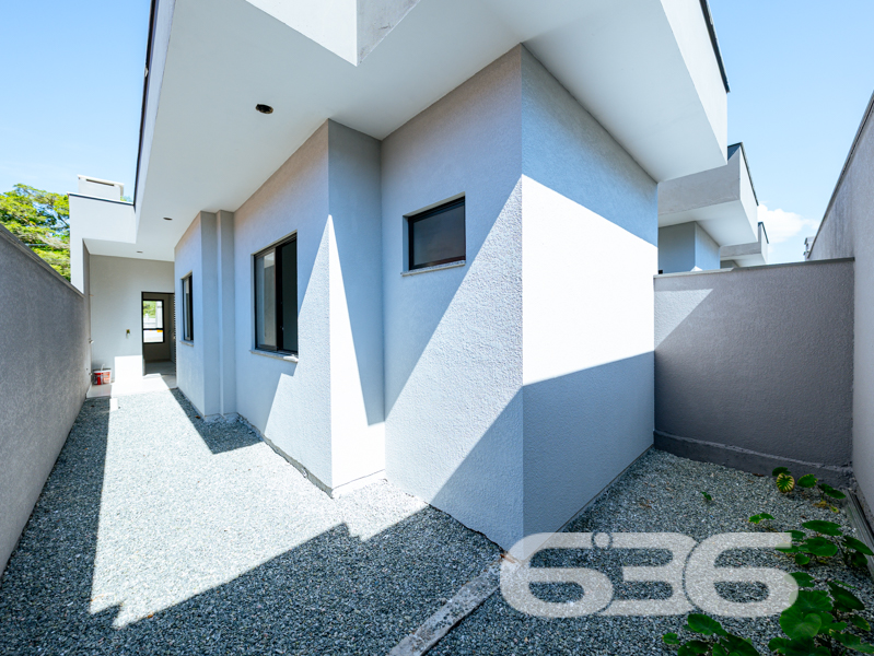 Descubra a Elegância Moderna na Costeira, Balneário Barra do Sul

Este imóvel foi cuidadosamente projetado para maximizar o espaço e o conforto. Com uma área de 62,70 m², cada unidade é composta por um quarto e uma suíte, ambas com acabamentos de alta qualidade. A sala de estar e a cozinha são integradas em um único ambiente amplo e elegante, com pé direito alto, que não só amplia o espaço visualmente, mas também melhora a ventilação e iluminação natural.

A residência também inclui um espaço gourmet com churrasqueira interna, perfeito para hospedar reuniões familiares ou entre amigos, além de uma área de serviço prática e bem planejada. A propriedade conta ainda com uma vaga de garagem, jardim, e a área é totalmente murada ou cercada, garantindo privacidade e segurança.

A localização do imóvel oferece um refúgio tranquilo longe da agitação da cidade, mas ainda conveniente para acessar o centro e áreas circundantes. A proximidade com vias principais facilita a mobilidade e o acesso a serviços públicos essenciais, como escolas, hospitais e mercados.

Design e Conforto: A fachada do imóvel é um verdadeiro destaque, com um design contemporâneo que promove uma atmosfera acolhedora e elegante. Internamente, os espaços são inteligentemente aproveitados para garantir que cada metro quadrado seja funcional e esteticamente agradável. A combinação de modernidade e funcionalidade faz desta residência um investimento seguro e um lar ideal.

Esta é uma oportunidade imperdível para quem deseja viver em um espaço moderno e confortável, com todas as conveniências de um projeto pensado para o bem-estar dos seus moradores. Com a garantia de qualidade e a expertise de mais de 30 anos da 636 Negócios Imobiliários, você está adquirindo mais do que um imóvel; está investindo em um estilo de vida.

Adquira sua Nova Casa Agora! As unidades são limitadas e a demanda é alta. Para mais informações e para garantir que você não perca esta excepcional oportunidade de compra, entre em contato com a 636 Negócios Imobiliários hoje mesmo.

Venha descobrir como é viver em um ambiente que combina beleza, praticidade e conforto. Aguardamos sua visita para conhecer este encantador imóvel em Balneário Barra do Sul.
 
636 NEGÓCIOS IMOBILIÁRIOS: A SUA MELHOR ESCOLHA
Com mais de 30 anos de experiência, a 636 Negócios Imobiliários é sua parceira ideal para encontrar o imóvel perfeito. Estamos prontos para ajudá-lo a fazer deste imóvel o seu novo lar.
 
Telefone: (47) 3451-0636
WhatsApp: (47) 99190-0636
 
Não perca esta oportunidade única. Visite nosso site para mais informações: i636.com.br
