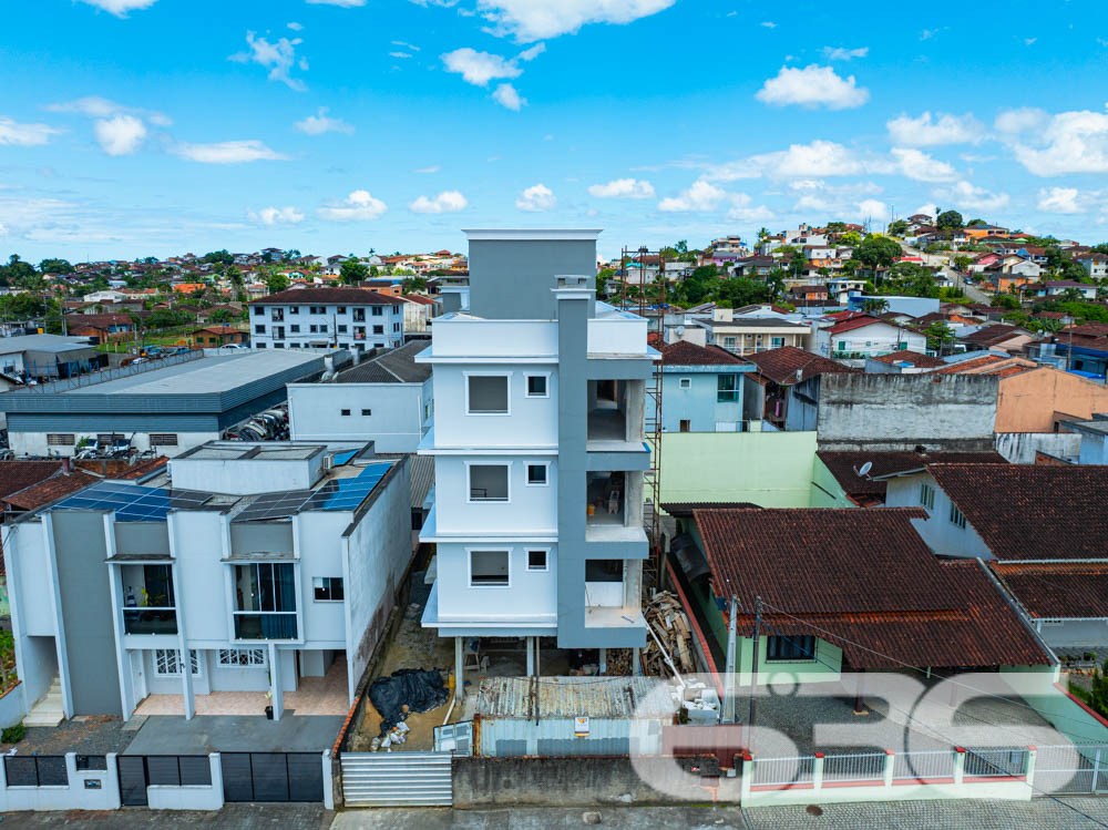 Apresentamos esta oportunidade única no bairro Fátima em Joinville/SC: um apartamento recém-construído, projetado com um olhar moderno e integrador para quem valoriza qualidade e localização. Com uma área construída de 70,07m², este imóvel é ideal para quem deseja um lar pronto para adicionar toques pessoais e decoração.
Este apartamento é composto por 2 dormitórios espaçosos, garantindo conforto para sua família. A sala de estar e jantar são integradas, criando um ambiente aberto e convidativo, perfeito para reunir amigos e familiares. A copa e a cozinha também são conjugadas, otimizando o espaço e facilitando o dia a dia.
A área de serviço é bem dimensionada e equipada para garantir praticidade. O banheiro, com acabamentos de qualidade, espera pelos detalhes finais de sua escolha. Além disso, este apartamento dispõe de uma garagem coberta, assegurando segurança e comodidade para seu veículo.
Uma das características marcantes deste imóvel é a sacada espaçosa, que oferece uma vista encantadora da cidade e arredores, permitindo um contato visual com o dinamismo urbano e a tranquilidade das áreas verdes próximas.
A localização é estratégica: situado em uma esquina do bairro Fátima, o imóvel está próximo a vias de acesso principais, facilitando o deslocamento para qualquer área da cidade. Serviços essenciais como escolas, hospitais, shopping centers e transporte público estão a poucos minutos de distância, conferindo ao imóvel uma posição privilegiada para o seu dia a dia.
Complementando este cenário, o imóvel é murado, garantindo privacidade e segurança, e permite animais, oferecendo um lar amigável para toda a família, incluindo seus pets. Além disso, o interfone instalado proporciona um controle de acesso seguro e eficiente.
Este imóvel na 636 Negócios Imobiliários representa uma combinação perfeita de conforto, conveniência e localização, projetado para quem busca um espaço para chamar de seu com todas as vantagens de um bairro bem estruturado e acolhedor. Não perca a chance de visitar e se encantar com o que pode ser seu próximo endereço em Joinville.
636 NEGÓCIOS IMOBILIÁRIOS: A SUA MELHOR ESCOLHA
Com mais de 30 anos de experiência, a 636 Negócios Imobiliários é sua parceira ideal para encontrar o imóvel perfeito. Estamos prontos para ajudá-lo a fazer deste imóvel o seu novo lar.
Telefone: (47) 3451-0636
WhatsApp: (47) 99190-0636
Não perca esta oportunidade única. Visite nosso site para mais informações: i636.com.br