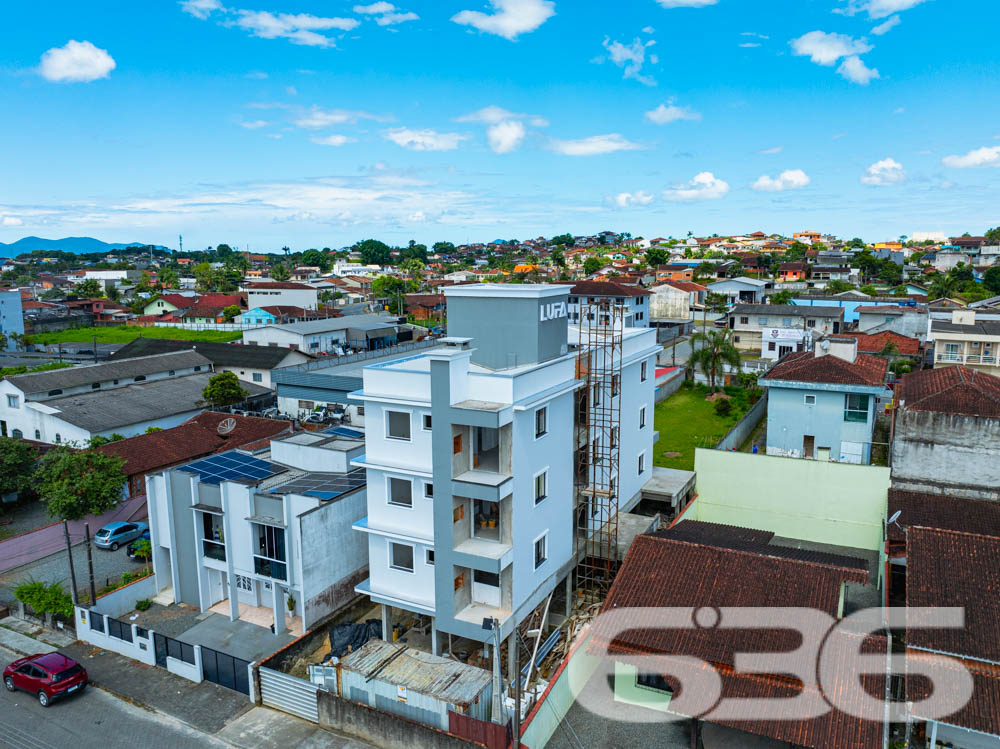 Apresentamos esta oportunidade única no bairro Fátima em Joinville/SC: um apartamento recém-construído, projetado com um olhar moderno e integrador para quem valoriza qualidade e localização. Com uma área construída de 70,07m², este imóvel é ideal para quem deseja um lar pronto para adicionar toques pessoais e decoração.
Este apartamento é composto por 2 dormitórios espaçosos, garantindo conforto para sua família. A sala de estar e jantar são integradas, criando um ambiente aberto e convidativo, perfeito para reunir amigos e familiares. A copa e a cozinha também são conjugadas, otimizando o espaço e facilitando o dia a dia.
A área de serviço é bem dimensionada e equipada para garantir praticidade. O banheiro, com acabamentos de qualidade, espera pelos detalhes finais de sua escolha. Além disso, este apartamento dispõe de uma garagem coberta, assegurando segurança e comodidade para seu veículo.
Uma das características marcantes deste imóvel é a sacada espaçosa, que oferece uma vista encantadora da cidade e arredores, permitindo um contato visual com o dinamismo urbano e a tranquilidade das áreas verdes próximas.
A localização é estratégica: situado em uma esquina do bairro Fátima, o imóvel está próximo a vias de acesso principais, facilitando o deslocamento para qualquer área da cidade. Serviços essenciais como escolas, hospitais, shopping centers e transporte público estão a poucos minutos de distância, conferindo ao imóvel uma posição privilegiada para o seu dia a dia.
Complementando este cenário, o imóvel é murado, garantindo privacidade e segurança, e permite animais, oferecendo um lar amigável para toda a família, incluindo seus pets. Além disso, o interfone instalado proporciona um controle de acesso seguro e eficiente.
Este imóvel na 636 Negócios Imobiliários representa uma combinação perfeita de conforto, conveniência e localização, projetado para quem busca um espaço para chamar de seu com todas as vantagens de um bairro bem estruturado e acolhedor. Não perca a chance de visitar e se encantar com o que pode ser seu próximo endereço em Joinville.
636 NEGÓCIOS IMOBILIÁRIOS: A SUA MELHOR ESCOLHA
Com mais de 30 anos de experiência, a 636 Negócios Imobiliários é sua parceira ideal para encontrar o imóvel perfeito. Estamos prontos para ajudá-lo a fazer deste imóvel o seu novo lar.
Telefone: (47) 3451-0636
WhatsApp: (47) 99190-0636
Não perca esta oportunidade única. Visite nosso site para mais informações: i636.com.br