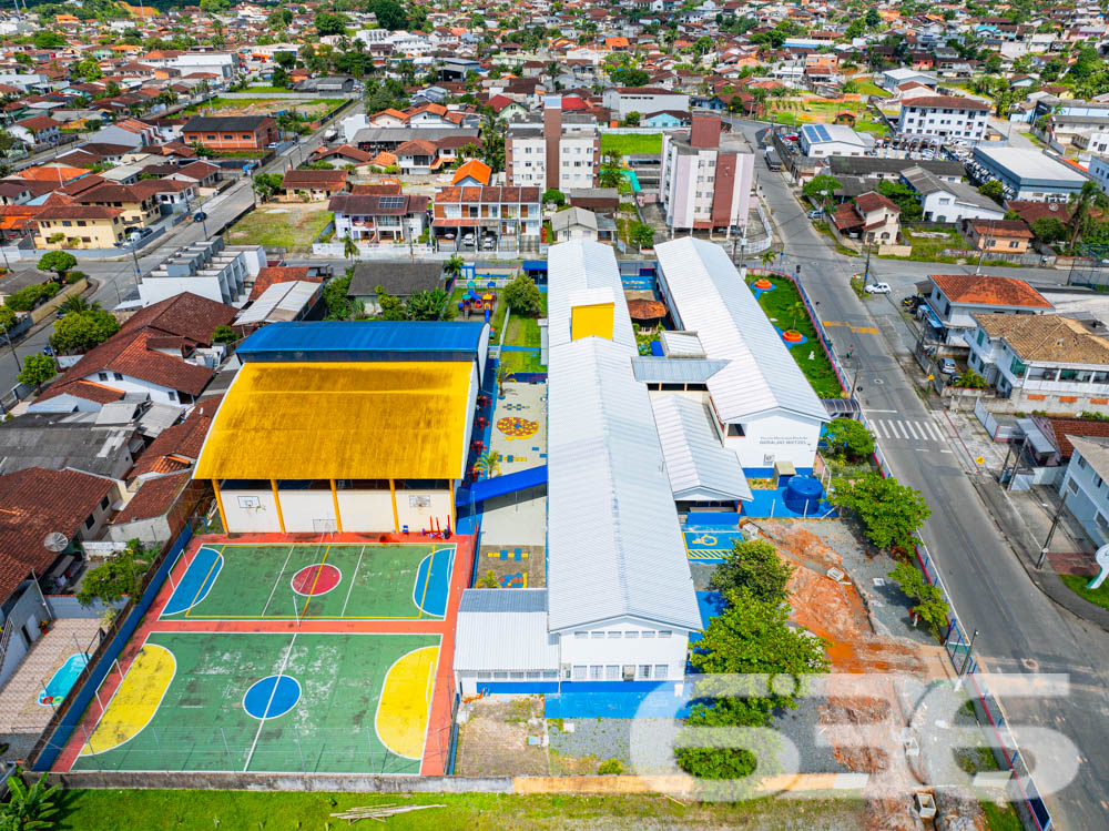 Apresentamos esta oportunidade única no bairro Fátima em Joinville/SC: um apartamento recém-construído, projetado com um olhar moderno e integrador para quem valoriza qualidade e localização. Com uma área construída de 70,07m², este imóvel é ideal para quem deseja um lar pronto para adicionar toques pessoais e decoração.
Este apartamento é composto por 2 dormitórios espaçosos, garantindo conforto para sua família. A sala de estar e jantar são integradas, criando um ambiente aberto e convidativo, perfeito para reunir amigos e familiares. A copa e a cozinha também são conjugadas, otimizando o espaço e facilitando o dia a dia.
A área de serviço é bem dimensionada e equipada para garantir praticidade. O banheiro, com acabamentos de qualidade, espera pelos detalhes finais de sua escolha. Além disso, este apartamento dispõe de uma garagem coberta, assegurando segurança e comodidade para seu veículo.
Uma das características marcantes deste imóvel é a sacada espaçosa, que oferece uma vista encantadora da cidade e arredores, permitindo um contato visual com o dinamismo urbano e a tranquilidade das áreas verdes próximas.
A localização é estratégica: situado em uma esquina do bairro Fátima, o imóvel está próximo a vias de acesso principais, facilitando o deslocamento para qualquer área da cidade. Serviços essenciais como escolas, hospitais, shopping centers e transporte público estão a poucos minutos de distância, conferindo ao imóvel uma posição privilegiada para o seu dia a dia.
Complementando este cenário, o imóvel é murado, garantindo privacidade e segurança, e permite animais, oferecendo um lar amigável para toda a família, incluindo seus pets. Além disso, o interfone instalado proporciona um controle de acesso seguro e eficiente.
Este imóvel na 636 Negócios Imobiliários representa uma combinação perfeita de conforto, conveniência e localização, projetado para quem busca um espaço para chamar de seu com todas as vantagens de um bairro bem estruturado e acolhedor. Não perca a chance de visitar e se encantar com o que pode ser seu próximo endereço em Joinville.
636 NEGÓCIOS IMOBILIÁRIOS: A SUA MELHOR ESCOLHA
Com mais de 30 anos de experiência, a 636 Negócios Imobiliários é sua parceira ideal para encontrar o imóvel perfeito. Estamos prontos para ajudá-lo a fazer deste imóvel o seu novo lar.
Telefone: (47) 3451-0636
WhatsApp: (47) 99190-0636
Não perca esta oportunidade única. Visite nosso site para mais informações: i636.com.br
