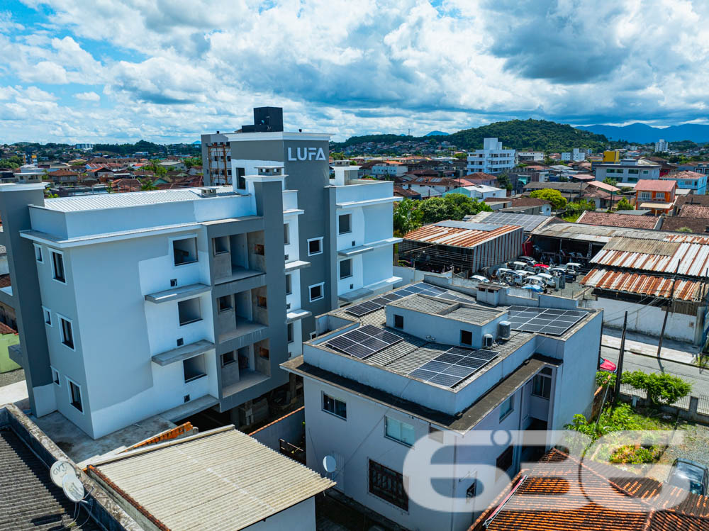 Apresentamos esta oportunidade única no bairro Fátima em Joinville/SC: um apartamento recém-construído, projetado com um olhar moderno e integrador para quem valoriza qualidade e localização. Com uma área construída de 70,07m², este imóvel é ideal para quem deseja um lar pronto para adicionar toques pessoais e decoração.
Este apartamento é composto por 2 dormitórios espaçosos, garantindo conforto para sua família. A sala de estar e jantar são integradas, criando um ambiente aberto e convidativo, perfeito para reunir amigos e familiares. A copa e a cozinha também são conjugadas, otimizando o espaço e facilitando o dia a dia.
A área de serviço é bem dimensionada e equipada para garantir praticidade. O banheiro, com acabamentos de qualidade, espera pelos detalhes finais de sua escolha. Além disso, este apartamento dispõe de uma garagem coberta, assegurando segurança e comodidade para seu veículo.
Uma das características marcantes deste imóvel é a sacada espaçosa, que oferece uma vista encantadora da cidade e arredores, permitindo um contato visual com o dinamismo urbano e a tranquilidade das áreas verdes próximas.
A localização é estratégica: situado em uma esquina do bairro Fátima, o imóvel está próximo a vias de acesso principais, facilitando o deslocamento para qualquer área da cidade. Serviços essenciais como escolas, hospitais, shopping centers e transporte público estão a poucos minutos de distância, conferindo ao imóvel uma posição privilegiada para o seu dia a dia.
Complementando este cenário, o imóvel é murado, garantindo privacidade e segurança, e permite animais, oferecendo um lar amigável para toda a família, incluindo seus pets. Além disso, o interfone instalado proporciona um controle de acesso seguro e eficiente.
Este imóvel na 636 Negócios Imobiliários representa uma combinação perfeita de conforto, conveniência e localização, projetado para quem busca um espaço para chamar de seu com todas as vantagens de um bairro bem estruturado e acolhedor. Não perca a chance de visitar e se encantar com o que pode ser seu próximo endereço em Joinville.
636 NEGÓCIOS IMOBILIÁRIOS: A SUA MELHOR ESCOLHA
Com mais de 30 anos de experiência, a 636 Negócios Imobiliários é sua parceira ideal para encontrar o imóvel perfeito. Estamos prontos para ajudá-lo a fazer deste imóvel o seu novo lar.
Telefone: (47) 3451-0636
WhatsApp: (47) 99190-0636
Não perca esta oportunidade única. Visite nosso site para mais informações: i636.com.br