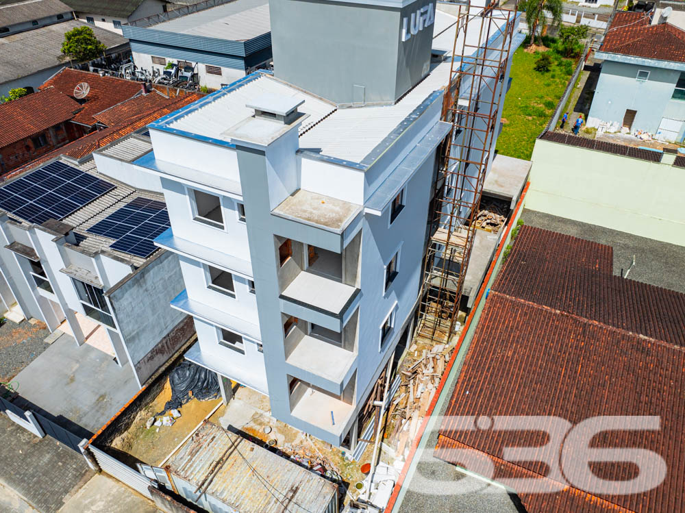 Apresentamos esta oportunidade única no bairro Fátima em Joinville/SC: um apartamento recém-construído, projetado com um olhar moderno e integrador para quem valoriza qualidade e localização. Com uma área construída de 70,07m², este imóvel é ideal para quem deseja um lar pronto para adicionar toques pessoais e decoração.
Este apartamento é composto por 2 dormitórios espaçosos, garantindo conforto para sua família. A sala de estar e jantar são integradas, criando um ambiente aberto e convidativo, perfeito para reunir amigos e familiares. A copa e a cozinha também são conjugadas, otimizando o espaço e facilitando o dia a dia.
A área de serviço é bem dimensionada e equipada para garantir praticidade. O banheiro, com acabamentos de qualidade, espera pelos detalhes finais de sua escolha. Além disso, este apartamento dispõe de uma garagem coberta, assegurando segurança e comodidade para seu veículo.
Uma das características marcantes deste imóvel é a sacada espaçosa, que oferece uma vista encantadora da cidade e arredores, permitindo um contato visual com o dinamismo urbano e a tranquilidade das áreas verdes próximas.
A localização é estratégica: situado em uma esquina do bairro Fátima, o imóvel está próximo a vias de acesso principais, facilitando o deslocamento para qualquer área da cidade. Serviços essenciais como escolas, hospitais, shopping centers e transporte público estão a poucos minutos de distância, conferindo ao imóvel uma posição privilegiada para o seu dia a dia.
Complementando este cenário, o imóvel é murado, garantindo privacidade e segurança, e permite animais, oferecendo um lar amigável para toda a família, incluindo seus pets. Além disso, o interfone instalado proporciona um controle de acesso seguro e eficiente.
Este imóvel na 636 Negócios Imobiliários representa uma combinação perfeita de conforto, conveniência e localização, projetado para quem busca um espaço para chamar de seu com todas as vantagens de um bairro bem estruturado e acolhedor. Não perca a chance de visitar e se encantar com o que pode ser seu próximo endereço em Joinville.
636 NEGÓCIOS IMOBILIÁRIOS: A SUA MELHOR ESCOLHA
Com mais de 30 anos de experiência, a 636 Negócios Imobiliários é sua parceira ideal para encontrar o imóvel perfeito. Estamos prontos para ajudá-lo a fazer deste imóvel o seu novo lar.
Telefone: (47) 3451-0636
WhatsApp: (47) 99190-0636
Não perca esta oportunidade única. Visite nosso site para mais informações: i636.com.br