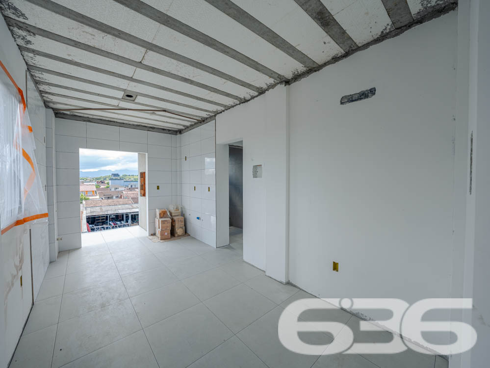 Apresentamos esta oportunidade única no bairro Fátima em Joinville/SC: um apartamento recém-construído, projetado com um olhar moderno e integrador para quem valoriza qualidade e localização. Com uma área construída de 70,07m², este imóvel é ideal para quem deseja um lar pronto para adicionar toques pessoais e decoração.
Este apartamento é composto por 2 dormitórios espaçosos, garantindo conforto para sua família. A sala de estar e jantar são integradas, criando um ambiente aberto e convidativo, perfeito para reunir amigos e familiares. A copa e a cozinha também são conjugadas, otimizando o espaço e facilitando o dia a dia.
A área de serviço é bem dimensionada e equipada para garantir praticidade. O banheiro, com acabamentos de qualidade, espera pelos detalhes finais de sua escolha. Além disso, este apartamento dispõe de uma garagem coberta, assegurando segurança e comodidade para seu veículo.
Uma das características marcantes deste imóvel é a sacada espaçosa, que oferece uma vista encantadora da cidade e arredores, permitindo um contato visual com o dinamismo urbano e a tranquilidade das áreas verdes próximas.
A localização é estratégica: situado em uma esquina do bairro Fátima, o imóvel está próximo a vias de acesso principais, facilitando o deslocamento para qualquer área da cidade. Serviços essenciais como escolas, hospitais, shopping centers e transporte público estão a poucos minutos de distância, conferindo ao imóvel uma posição privilegiada para o seu dia a dia.
Complementando este cenário, o imóvel é murado, garantindo privacidade e segurança, e permite animais, oferecendo um lar amigável para toda a família, incluindo seus pets. Além disso, o interfone instalado proporciona um controle de acesso seguro e eficiente.
Este imóvel na 636 Negócios Imobiliários representa uma combinação perfeita de conforto, conveniência e localização, projetado para quem busca um espaço para chamar de seu com todas as vantagens de um bairro bem estruturado e acolhedor. Não perca a chance de visitar e se encantar com o que pode ser seu próximo endereço em Joinville.
636 NEGÓCIOS IMOBILIÁRIOS: A SUA MELHOR ESCOLHA
Com mais de 30 anos de experiência, a 636 Negócios Imobiliários é sua parceira ideal para encontrar o imóvel perfeito. Estamos prontos para ajudá-lo a fazer deste imóvel o seu novo lar.
Telefone: (47) 3451-0636
WhatsApp: (47) 99190-0636
Não perca esta oportunidade única. Visite nosso site para mais informações: i636.com.br