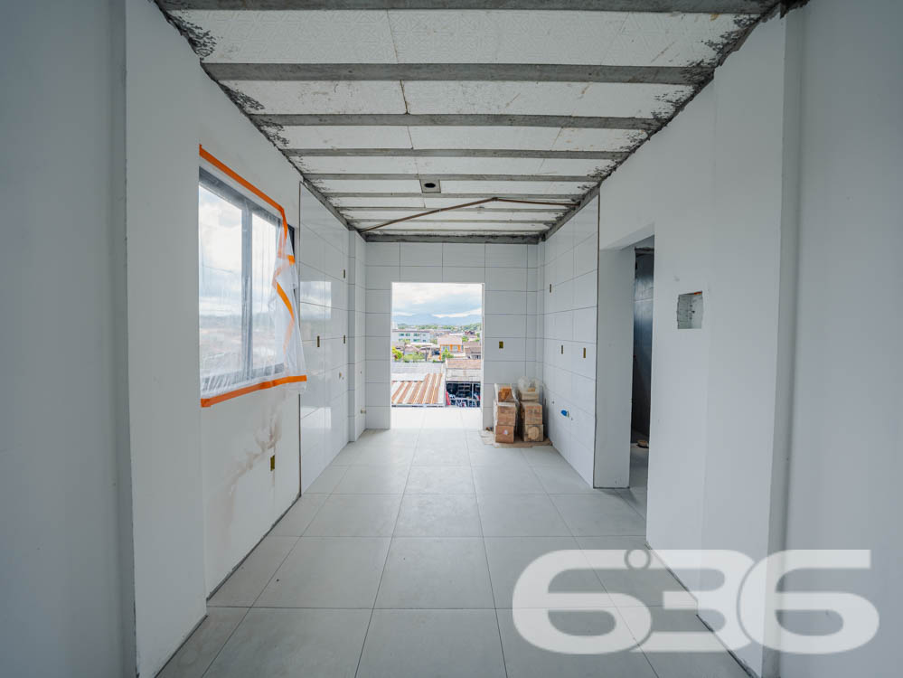 Apresentamos esta oportunidade única no bairro Fátima em Joinville/SC: um apartamento recém-construído, projetado com um olhar moderno e integrador para quem valoriza qualidade e localização. Com uma área construída de 70,07m², este imóvel é ideal para quem deseja um lar pronto para adicionar toques pessoais e decoração.
Este apartamento é composto por 2 dormitórios espaçosos, garantindo conforto para sua família. A sala de estar e jantar são integradas, criando um ambiente aberto e convidativo, perfeito para reunir amigos e familiares. A copa e a cozinha também são conjugadas, otimizando o espaço e facilitando o dia a dia.
A área de serviço é bem dimensionada e equipada para garantir praticidade. O banheiro, com acabamentos de qualidade, espera pelos detalhes finais de sua escolha. Além disso, este apartamento dispõe de uma garagem coberta, assegurando segurança e comodidade para seu veículo.
Uma das características marcantes deste imóvel é a sacada espaçosa, que oferece uma vista encantadora da cidade e arredores, permitindo um contato visual com o dinamismo urbano e a tranquilidade das áreas verdes próximas.
A localização é estratégica: situado em uma esquina do bairro Fátima, o imóvel está próximo a vias de acesso principais, facilitando o deslocamento para qualquer área da cidade. Serviços essenciais como escolas, hospitais, shopping centers e transporte público estão a poucos minutos de distância, conferindo ao imóvel uma posição privilegiada para o seu dia a dia.
Complementando este cenário, o imóvel é murado, garantindo privacidade e segurança, e permite animais, oferecendo um lar amigável para toda a família, incluindo seus pets. Além disso, o interfone instalado proporciona um controle de acesso seguro e eficiente.
Este imóvel na 636 Negócios Imobiliários representa uma combinação perfeita de conforto, conveniência e localização, projetado para quem busca um espaço para chamar de seu com todas as vantagens de um bairro bem estruturado e acolhedor. Não perca a chance de visitar e se encantar com o que pode ser seu próximo endereço em Joinville.
636 NEGÓCIOS IMOBILIÁRIOS: A SUA MELHOR ESCOLHA
Com mais de 30 anos de experiência, a 636 Negócios Imobiliários é sua parceira ideal para encontrar o imóvel perfeito. Estamos prontos para ajudá-lo a fazer deste imóvel o seu novo lar.
Telefone: (47) 3451-0636
WhatsApp: (47) 99190-0636
Não perca esta oportunidade única. Visite nosso site para mais informações: i636.com.br