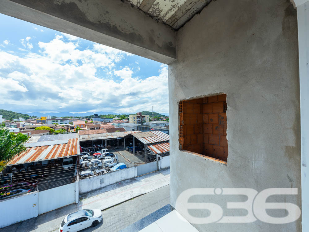 Apresentamos esta oportunidade única no bairro Fátima em Joinville/SC: um apartamento recém-construído, projetado com um olhar moderno e integrador para quem valoriza qualidade e localização. Com uma área construída de 70,07m², este imóvel é ideal para quem deseja um lar pronto para adicionar toques pessoais e decoração.
Este apartamento é composto por 2 dormitórios espaçosos, garantindo conforto para sua família. A sala de estar e jantar são integradas, criando um ambiente aberto e convidativo, perfeito para reunir amigos e familiares. A copa e a cozinha também são conjugadas, otimizando o espaço e facilitando o dia a dia.
A área de serviço é bem dimensionada e equipada para garantir praticidade. O banheiro, com acabamentos de qualidade, espera pelos detalhes finais de sua escolha. Além disso, este apartamento dispõe de uma garagem coberta, assegurando segurança e comodidade para seu veículo.
Uma das características marcantes deste imóvel é a sacada espaçosa, que oferece uma vista encantadora da cidade e arredores, permitindo um contato visual com o dinamismo urbano e a tranquilidade das áreas verdes próximas.
A localização é estratégica: situado em uma esquina do bairro Fátima, o imóvel está próximo a vias de acesso principais, facilitando o deslocamento para qualquer área da cidade. Serviços essenciais como escolas, hospitais, shopping centers e transporte público estão a poucos minutos de distância, conferindo ao imóvel uma posição privilegiada para o seu dia a dia.
Complementando este cenário, o imóvel é murado, garantindo privacidade e segurança, e permite animais, oferecendo um lar amigável para toda a família, incluindo seus pets. Além disso, o interfone instalado proporciona um controle de acesso seguro e eficiente.
Este imóvel na 636 Negócios Imobiliários representa uma combinação perfeita de conforto, conveniência e localização, projetado para quem busca um espaço para chamar de seu com todas as vantagens de um bairro bem estruturado e acolhedor. Não perca a chance de visitar e se encantar com o que pode ser seu próximo endereço em Joinville.
636 NEGÓCIOS IMOBILIÁRIOS: A SUA MELHOR ESCOLHA
Com mais de 30 anos de experiência, a 636 Negócios Imobiliários é sua parceira ideal para encontrar o imóvel perfeito. Estamos prontos para ajudá-lo a fazer deste imóvel o seu novo lar.
Telefone: (47) 3451-0636
WhatsApp: (47) 99190-0636
Não perca esta oportunidade única. Visite nosso site para mais informações: i636.com.br