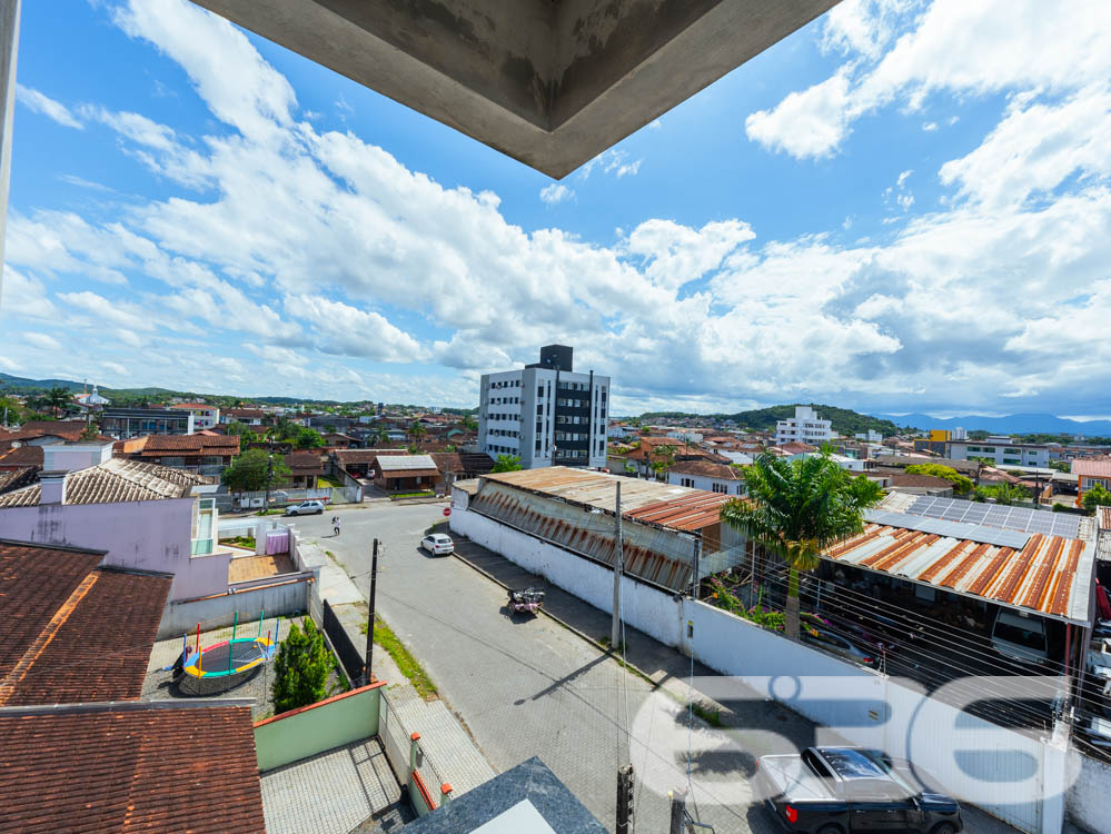 Apresentamos esta oportunidade única no bairro Fátima em Joinville/SC: um apartamento recém-construído, projetado com um olhar moderno e integrador para quem valoriza qualidade e localização. Com uma área construída de 70,07m², este imóvel é ideal para quem deseja um lar pronto para adicionar toques pessoais e decoração.
Este apartamento é composto por 2 dormitórios espaçosos, garantindo conforto para sua família. A sala de estar e jantar são integradas, criando um ambiente aberto e convidativo, perfeito para reunir amigos e familiares. A copa e a cozinha também são conjugadas, otimizando o espaço e facilitando o dia a dia.
A área de serviço é bem dimensionada e equipada para garantir praticidade. O banheiro, com acabamentos de qualidade, espera pelos detalhes finais de sua escolha. Além disso, este apartamento dispõe de uma garagem coberta, assegurando segurança e comodidade para seu veículo.
Uma das características marcantes deste imóvel é a sacada espaçosa, que oferece uma vista encantadora da cidade e arredores, permitindo um contato visual com o dinamismo urbano e a tranquilidade das áreas verdes próximas.
A localização é estratégica: situado em uma esquina do bairro Fátima, o imóvel está próximo a vias de acesso principais, facilitando o deslocamento para qualquer área da cidade. Serviços essenciais como escolas, hospitais, shopping centers e transporte público estão a poucos minutos de distância, conferindo ao imóvel uma posição privilegiada para o seu dia a dia.
Complementando este cenário, o imóvel é murado, garantindo privacidade e segurança, e permite animais, oferecendo um lar amigável para toda a família, incluindo seus pets. Além disso, o interfone instalado proporciona um controle de acesso seguro e eficiente.
Este imóvel na 636 Negócios Imobiliários representa uma combinação perfeita de conforto, conveniência e localização, projetado para quem busca um espaço para chamar de seu com todas as vantagens de um bairro bem estruturado e acolhedor. Não perca a chance de visitar e se encantar com o que pode ser seu próximo endereço em Joinville.
636 NEGÓCIOS IMOBILIÁRIOS: A SUA MELHOR ESCOLHA
Com mais de 30 anos de experiência, a 636 Negócios Imobiliários é sua parceira ideal para encontrar o imóvel perfeito. Estamos prontos para ajudá-lo a fazer deste imóvel o seu novo lar.
Telefone: (47) 3451-0636
WhatsApp: (47) 99190-0636
Não perca esta oportunidade única. Visite nosso site para mais informações: i636.com.br