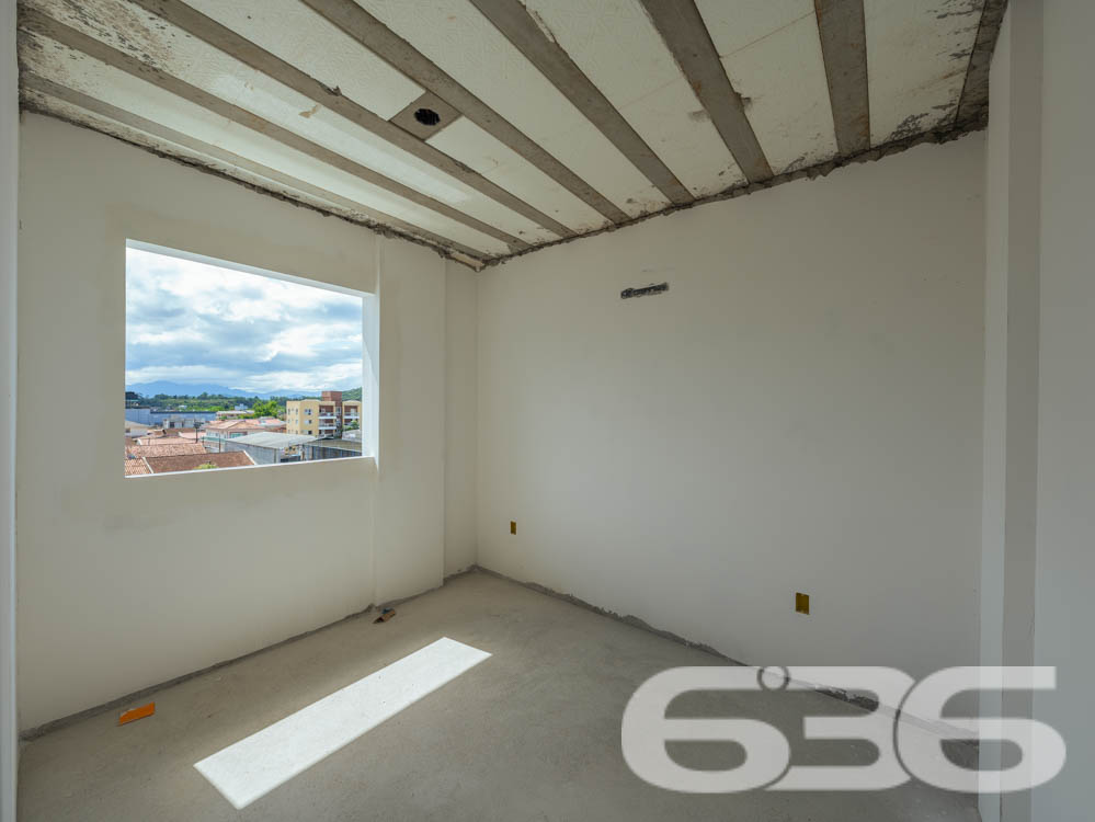 Apresentamos esta oportunidade única no bairro Fátima em Joinville/SC: um apartamento recém-construído, projetado com um olhar moderno e integrador para quem valoriza qualidade e localização. Com uma área construída de 70,07m², este imóvel é ideal para quem deseja um lar pronto para adicionar toques pessoais e decoração.
Este apartamento é composto por 2 dormitórios espaçosos, garantindo conforto para sua família. A sala de estar e jantar são integradas, criando um ambiente aberto e convidativo, perfeito para reunir amigos e familiares. A copa e a cozinha também são conjugadas, otimizando o espaço e facilitando o dia a dia.
A área de serviço é bem dimensionada e equipada para garantir praticidade. O banheiro, com acabamentos de qualidade, espera pelos detalhes finais de sua escolha. Além disso, este apartamento dispõe de uma garagem coberta, assegurando segurança e comodidade para seu veículo.
Uma das características marcantes deste imóvel é a sacada espaçosa, que oferece uma vista encantadora da cidade e arredores, permitindo um contato visual com o dinamismo urbano e a tranquilidade das áreas verdes próximas.
A localização é estratégica: situado em uma esquina do bairro Fátima, o imóvel está próximo a vias de acesso principais, facilitando o deslocamento para qualquer área da cidade. Serviços essenciais como escolas, hospitais, shopping centers e transporte público estão a poucos minutos de distância, conferindo ao imóvel uma posição privilegiada para o seu dia a dia.
Complementando este cenário, o imóvel é murado, garantindo privacidade e segurança, e permite animais, oferecendo um lar amigável para toda a família, incluindo seus pets. Além disso, o interfone instalado proporciona um controle de acesso seguro e eficiente.
Este imóvel na 636 Negócios Imobiliários representa uma combinação perfeita de conforto, conveniência e localização, projetado para quem busca um espaço para chamar de seu com todas as vantagens de um bairro bem estruturado e acolhedor. Não perca a chance de visitar e se encantar com o que pode ser seu próximo endereço em Joinville.
636 NEGÓCIOS IMOBILIÁRIOS: A SUA MELHOR ESCOLHA
Com mais de 30 anos de experiência, a 636 Negócios Imobiliários é sua parceira ideal para encontrar o imóvel perfeito. Estamos prontos para ajudá-lo a fazer deste imóvel o seu novo lar.
Telefone: (47) 3451-0636
WhatsApp: (47) 99190-0636
Não perca esta oportunidade única. Visite nosso site para mais informações: i636.com.br
