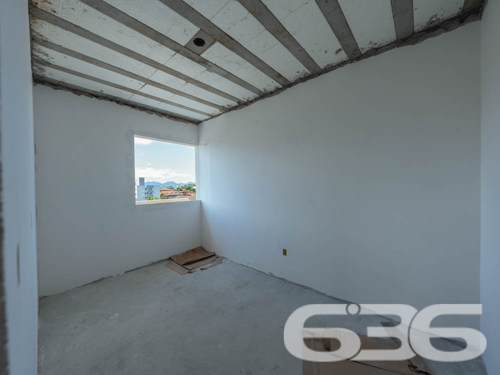 Apresentamos esta oportunidade única no bairro Fátima em Joinville/SC: um apartamento recém-construído, projetado com um olhar moderno e integrador para quem valoriza qualidade e localização. Com uma área construída de 70,07m², este imóvel é ideal para quem deseja um lar pronto para adicionar toques pessoais e decoração.
Este apartamento é composto por 2 dormitórios espaçosos, garantindo conforto para sua família. A sala de estar e jantar são integradas, criando um ambiente aberto e convidativo, perfeito para reunir amigos e familiares. A copa e a cozinha também são conjugadas, otimizando o espaço e facilitando o dia a dia.
A área de serviço é bem dimensionada e equipada para garantir praticidade. O banheiro, com acabamentos de qualidade, espera pelos detalhes finais de sua escolha. Além disso, este apartamento dispõe de uma garagem coberta, assegurando segurança e comodidade para seu veículo.
Uma das características marcantes deste imóvel é a sacada espaçosa, que oferece uma vista encantadora da cidade e arredores, permitindo um contato visual com o dinamismo urbano e a tranquilidade das áreas verdes próximas.
A localização é estratégica: situado em uma esquina do bairro Fátima, o imóvel está próximo a vias de acesso principais, facilitando o deslocamento para qualquer área da cidade. Serviços essenciais como escolas, hospitais, shopping centers e transporte público estão a poucos minutos de distância, conferindo ao imóvel uma posição privilegiada para o seu dia a dia.
Complementando este cenário, o imóvel é murado, garantindo privacidade e segurança, e permite animais, oferecendo um lar amigável para toda a família, incluindo seus pets. Além disso, o interfone instalado proporciona um controle de acesso seguro e eficiente.
Este imóvel na 636 Negócios Imobiliários representa uma combinação perfeita de conforto, conveniência e localização, projetado para quem busca um espaço para chamar de seu com todas as vantagens de um bairro bem estruturado e acolhedor. Não perca a chance de visitar e se encantar com o que pode ser seu próximo endereço em Joinville.
636 NEGÓCIOS IMOBILIÁRIOS: A SUA MELHOR ESCOLHA
Com mais de 30 anos de experiência, a 636 Negócios Imobiliários é sua parceira ideal para encontrar o imóvel perfeito. Estamos prontos para ajudá-lo a fazer deste imóvel o seu novo lar.
Telefone: (47) 3451-0636
WhatsApp: (47) 99190-0636
Não perca esta oportunidade única. Visite nosso site para mais informações: i636.com.br