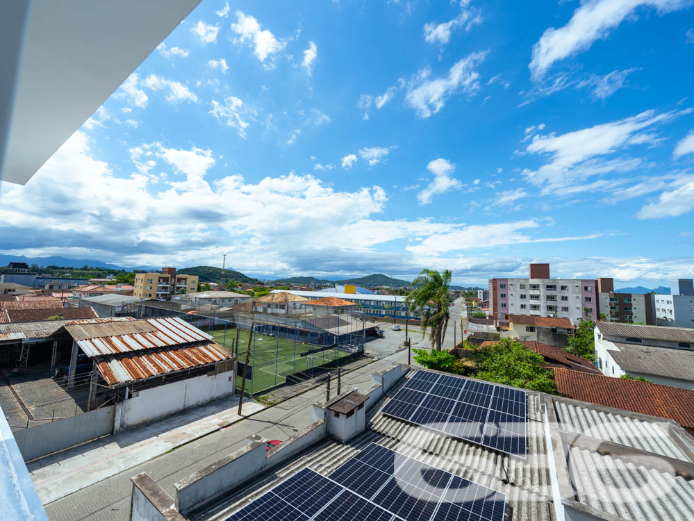 Apresentamos esta oportunidade única no bairro Fátima em Joinville/SC: um apartamento recém-construído, projetado com um olhar moderno e integrador para quem valoriza qualidade e localização. Com uma área construída de 70,07m², este imóvel é ideal para quem deseja um lar pronto para adicionar toques pessoais e decoração.
Este apartamento é composto por 2 dormitórios espaçosos, garantindo conforto para sua família. A sala de estar e jantar são integradas, criando um ambiente aberto e convidativo, perfeito para reunir amigos e familiares. A copa e a cozinha também são conjugadas, otimizando o espaço e facilitando o dia a dia.
A área de serviço é bem dimensionada e equipada para garantir praticidade. O banheiro, com acabamentos de qualidade, espera pelos detalhes finais de sua escolha. Além disso, este apartamento dispõe de uma garagem coberta, assegurando segurança e comodidade para seu veículo.
Uma das características marcantes deste imóvel é a sacada espaçosa, que oferece uma vista encantadora da cidade e arredores, permitindo um contato visual com o dinamismo urbano e a tranquilidade das áreas verdes próximas.
A localização é estratégica: situado em uma esquina do bairro Fátima, o imóvel está próximo a vias de acesso principais, facilitando o deslocamento para qualquer área da cidade. Serviços essenciais como escolas, hospitais, shopping centers e transporte público estão a poucos minutos de distância, conferindo ao imóvel uma posição privilegiada para o seu dia a dia.
Complementando este cenário, o imóvel é murado, garantindo privacidade e segurança, e permite animais, oferecendo um lar amigável para toda a família, incluindo seus pets. Além disso, o interfone instalado proporciona um controle de acesso seguro e eficiente.
Este imóvel na 636 Negócios Imobiliários representa uma combinação perfeita de conforto, conveniência e localização, projetado para quem busca um espaço para chamar de seu com todas as vantagens de um bairro bem estruturado e acolhedor. Não perca a chance de visitar e se encantar com o que pode ser seu próximo endereço em Joinville.
636 NEGÓCIOS IMOBILIÁRIOS: A SUA MELHOR ESCOLHA
Com mais de 30 anos de experiência, a 636 Negócios Imobiliários é sua parceira ideal para encontrar o imóvel perfeito. Estamos prontos para ajudá-lo a fazer deste imóvel o seu novo lar.
Telefone: (47) 3451-0636
WhatsApp: (47) 99190-0636
Não perca esta oportunidade única. Visite nosso site para mais informações: i636.com.br