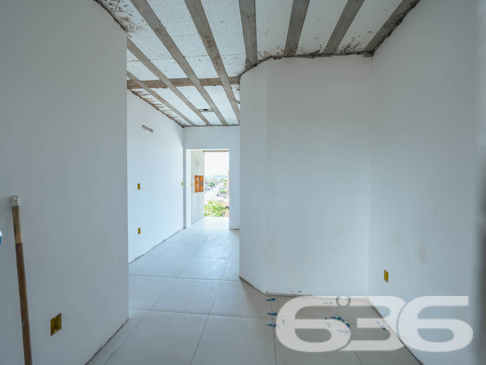 Apresentamos esta oportunidade única no bairro Fátima em Joinville/SC: um apartamento recém-construído, projetado com um olhar moderno e integrador para quem valoriza qualidade e localização. Com uma área construída de 70,07m², este imóvel é ideal para quem deseja um lar pronto para adicionar toques pessoais e decoração.
Este apartamento é composto por 2 dormitórios espaçosos, garantindo conforto para sua família. A sala de estar e jantar são integradas, criando um ambiente aberto e convidativo, perfeito para reunir amigos e familiares. A copa e a cozinha também são conjugadas, otimizando o espaço e facilitando o dia a dia.
A área de serviço é bem dimensionada e equipada para garantir praticidade. O banheiro, com acabamentos de qualidade, espera pelos detalhes finais de sua escolha. Além disso, este apartamento dispõe de uma garagem coberta, assegurando segurança e comodidade para seu veículo.
Uma das características marcantes deste imóvel é a sacada espaçosa, que oferece uma vista encantadora da cidade e arredores, permitindo um contato visual com o dinamismo urbano e a tranquilidade das áreas verdes próximas.
A localização é estratégica: situado em uma esquina do bairro Fátima, o imóvel está próximo a vias de acesso principais, facilitando o deslocamento para qualquer área da cidade. Serviços essenciais como escolas, hospitais, shopping centers e transporte público estão a poucos minutos de distância, conferindo ao imóvel uma posição privilegiada para o seu dia a dia.
Complementando este cenário, o imóvel é murado, garantindo privacidade e segurança, e permite animais, oferecendo um lar amigável para toda a família, incluindo seus pets. Além disso, o interfone instalado proporciona um controle de acesso seguro e eficiente.
Este imóvel na 636 Negócios Imobiliários representa uma combinação perfeita de conforto, conveniência e localização, projetado para quem busca um espaço para chamar de seu com todas as vantagens de um bairro bem estruturado e acolhedor. Não perca a chance de visitar e se encantar com o que pode ser seu próximo endereço em Joinville.
636 NEGÓCIOS IMOBILIÁRIOS: A SUA MELHOR ESCOLHA
Com mais de 30 anos de experiência, a 636 Negócios Imobiliários é sua parceira ideal para encontrar o imóvel perfeito. Estamos prontos para ajudá-lo a fazer deste imóvel o seu novo lar.
Telefone: (47) 3451-0636
WhatsApp: (47) 99190-0636
Não perca esta oportunidade única. Visite nosso site para mais informações: i636.com.br