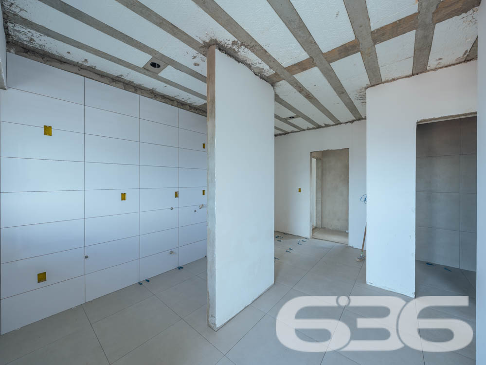 Apresentamos esta oportunidade única no bairro Fátima em Joinville/SC: um apartamento recém-construído, projetado com um olhar moderno e integrador para quem valoriza qualidade e localização. Com uma área construída de 70,07m², este imóvel é ideal para quem deseja um lar pronto para adicionar toques pessoais e decoração.
Este apartamento é composto por 2 dormitórios espaçosos, garantindo conforto para sua família. A sala de estar e jantar são integradas, criando um ambiente aberto e convidativo, perfeito para reunir amigos e familiares. A copa e a cozinha também são conjugadas, otimizando o espaço e facilitando o dia a dia.
A área de serviço é bem dimensionada e equipada para garantir praticidade. O banheiro, com acabamentos de qualidade, espera pelos detalhes finais de sua escolha. Além disso, este apartamento dispõe de uma garagem coberta, assegurando segurança e comodidade para seu veículo.
Uma das características marcantes deste imóvel é a sacada espaçosa, que oferece uma vista encantadora da cidade e arredores, permitindo um contato visual com o dinamismo urbano e a tranquilidade das áreas verdes próximas.
A localização é estratégica: situado em uma esquina do bairro Fátima, o imóvel está próximo a vias de acesso principais, facilitando o deslocamento para qualquer área da cidade. Serviços essenciais como escolas, hospitais, shopping centers e transporte público estão a poucos minutos de distância, conferindo ao imóvel uma posição privilegiada para o seu dia a dia.
Complementando este cenário, o imóvel é murado, garantindo privacidade e segurança, e permite animais, oferecendo um lar amigável para toda a família, incluindo seus pets. Além disso, o interfone instalado proporciona um controle de acesso seguro e eficiente.
Este imóvel na 636 Negócios Imobiliários representa uma combinação perfeita de conforto, conveniência e localização, projetado para quem busca um espaço para chamar de seu com todas as vantagens de um bairro bem estruturado e acolhedor. Não perca a chance de visitar e se encantar com o que pode ser seu próximo endereço em Joinville.
636 NEGÓCIOS IMOBILIÁRIOS: A SUA MELHOR ESCOLHA
Com mais de 30 anos de experiência, a 636 Negócios Imobiliários é sua parceira ideal para encontrar o imóvel perfeito. Estamos prontos para ajudá-lo a fazer deste imóvel o seu novo lar.
Telefone: (47) 3451-0636
WhatsApp: (47) 99190-0636
Não perca esta oportunidade única. Visite nosso site para mais informações: i636.com.br