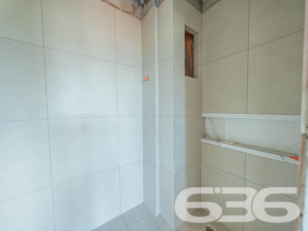 Apresentamos esta oportunidade única no bairro Fátima em Joinville/SC: um apartamento recém-construído, projetado com um olhar moderno e integrador para quem valoriza qualidade e localização. Com uma área construída de 70,07m², este imóvel é ideal para quem deseja um lar pronto para adicionar toques pessoais e decoração.
Este apartamento é composto por 2 dormitórios espaçosos, garantindo conforto para sua família. A sala de estar e jantar são integradas, criando um ambiente aberto e convidativo, perfeito para reunir amigos e familiares. A copa e a cozinha também são conjugadas, otimizando o espaço e facilitando o dia a dia.
A área de serviço é bem dimensionada e equipada para garantir praticidade. O banheiro, com acabamentos de qualidade, espera pelos detalhes finais de sua escolha. Além disso, este apartamento dispõe de uma garagem coberta, assegurando segurança e comodidade para seu veículo.
Uma das características marcantes deste imóvel é a sacada espaçosa, que oferece uma vista encantadora da cidade e arredores, permitindo um contato visual com o dinamismo urbano e a tranquilidade das áreas verdes próximas.
A localização é estratégica: situado em uma esquina do bairro Fátima, o imóvel está próximo a vias de acesso principais, facilitando o deslocamento para qualquer área da cidade. Serviços essenciais como escolas, hospitais, shopping centers e transporte público estão a poucos minutos de distância, conferindo ao imóvel uma posição privilegiada para o seu dia a dia.
Complementando este cenário, o imóvel é murado, garantindo privacidade e segurança, e permite animais, oferecendo um lar amigável para toda a família, incluindo seus pets. Além disso, o interfone instalado proporciona um controle de acesso seguro e eficiente.
Este imóvel na 636 Negócios Imobiliários representa uma combinação perfeita de conforto, conveniência e localização, projetado para quem busca um espaço para chamar de seu com todas as vantagens de um bairro bem estruturado e acolhedor. Não perca a chance de visitar e se encantar com o que pode ser seu próximo endereço em Joinville.
636 NEGÓCIOS IMOBILIÁRIOS: A SUA MELHOR ESCOLHA
Com mais de 30 anos de experiência, a 636 Negócios Imobiliários é sua parceira ideal para encontrar o imóvel perfeito. Estamos prontos para ajudá-lo a fazer deste imóvel o seu novo lar.
Telefone: (47) 3451-0636
WhatsApp: (47) 99190-0636
Não perca esta oportunidade única. Visite nosso site para mais informações: i636.com.br