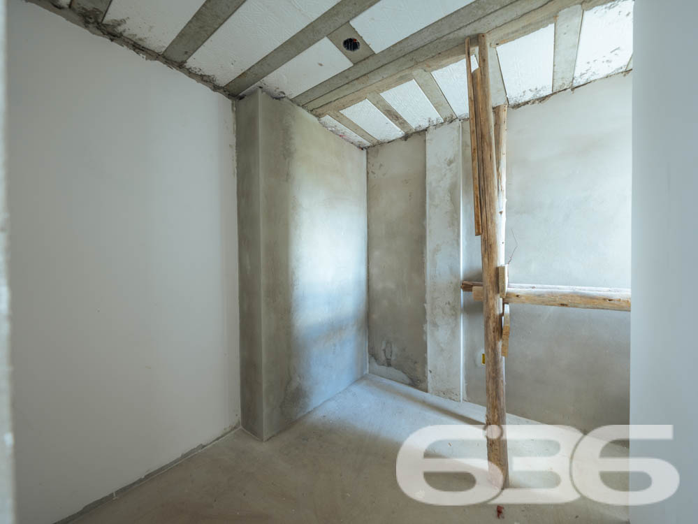 Apresentamos esta oportunidade única no bairro Fátima em Joinville/SC: um apartamento recém-construído, projetado com um olhar moderno e integrador para quem valoriza qualidade e localização. Com uma área construída de 70,07m², este imóvel é ideal para quem deseja um lar pronto para adicionar toques pessoais e decoração.
Este apartamento é composto por 2 dormitórios espaçosos, garantindo conforto para sua família. A sala de estar e jantar são integradas, criando um ambiente aberto e convidativo, perfeito para reunir amigos e familiares. A copa e a cozinha também são conjugadas, otimizando o espaço e facilitando o dia a dia.
A área de serviço é bem dimensionada e equipada para garantir praticidade. O banheiro, com acabamentos de qualidade, espera pelos detalhes finais de sua escolha. Além disso, este apartamento dispõe de uma garagem coberta, assegurando segurança e comodidade para seu veículo.
Uma das características marcantes deste imóvel é a sacada espaçosa, que oferece uma vista encantadora da cidade e arredores, permitindo um contato visual com o dinamismo urbano e a tranquilidade das áreas verdes próximas.
A localização é estratégica: situado em uma esquina do bairro Fátima, o imóvel está próximo a vias de acesso principais, facilitando o deslocamento para qualquer área da cidade. Serviços essenciais como escolas, hospitais, shopping centers e transporte público estão a poucos minutos de distância, conferindo ao imóvel uma posição privilegiada para o seu dia a dia.
Complementando este cenário, o imóvel é murado, garantindo privacidade e segurança, e permite animais, oferecendo um lar amigável para toda a família, incluindo seus pets. Além disso, o interfone instalado proporciona um controle de acesso seguro e eficiente.
Este imóvel na 636 Negócios Imobiliários representa uma combinação perfeita de conforto, conveniência e localização, projetado para quem busca um espaço para chamar de seu com todas as vantagens de um bairro bem estruturado e acolhedor. Não perca a chance de visitar e se encantar com o que pode ser seu próximo endereço em Joinville.
636 NEGÓCIOS IMOBILIÁRIOS: A SUA MELHOR ESCOLHA
Com mais de 30 anos de experiência, a 636 Negócios Imobiliários é sua parceira ideal para encontrar o imóvel perfeito. Estamos prontos para ajudá-lo a fazer deste imóvel o seu novo lar.
Telefone: (47) 3451-0636
WhatsApp: (47) 99190-0636
Não perca esta oportunidade única. Visite nosso site para mais informações: i636.com.br