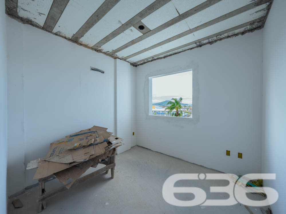 Apresentamos esta oportunidade única no bairro Fátima em Joinville/SC: um apartamento recém-construído, projetado com um olhar moderno e integrador para quem valoriza qualidade e localização. Com uma área construída de 70,07m², este imóvel é ideal para quem deseja um lar pronto para adicionar toques pessoais e decoração.
Este apartamento é composto por 2 dormitórios espaçosos, garantindo conforto para sua família. A sala de estar e jantar são integradas, criando um ambiente aberto e convidativo, perfeito para reunir amigos e familiares. A copa e a cozinha também são conjugadas, otimizando o espaço e facilitando o dia a dia.
A área de serviço é bem dimensionada e equipada para garantir praticidade. O banheiro, com acabamentos de qualidade, espera pelos detalhes finais de sua escolha. Além disso, este apartamento dispõe de uma garagem coberta, assegurando segurança e comodidade para seu veículo.
Uma das características marcantes deste imóvel é a sacada espaçosa, que oferece uma vista encantadora da cidade e arredores, permitindo um contato visual com o dinamismo urbano e a tranquilidade das áreas verdes próximas.
A localização é estratégica: situado em uma esquina do bairro Fátima, o imóvel está próximo a vias de acesso principais, facilitando o deslocamento para qualquer área da cidade. Serviços essenciais como escolas, hospitais, shopping centers e transporte público estão a poucos minutos de distância, conferindo ao imóvel uma posição privilegiada para o seu dia a dia.
Complementando este cenário, o imóvel é murado, garantindo privacidade e segurança, e permite animais, oferecendo um lar amigável para toda a família, incluindo seus pets. Além disso, o interfone instalado proporciona um controle de acesso seguro e eficiente.
Este imóvel na 636 Negócios Imobiliários representa uma combinação perfeita de conforto, conveniência e localização, projetado para quem busca um espaço para chamar de seu com todas as vantagens de um bairro bem estruturado e acolhedor. Não perca a chance de visitar e se encantar com o que pode ser seu próximo endereço em Joinville.
636 NEGÓCIOS IMOBILIÁRIOS: A SUA MELHOR ESCOLHA
Com mais de 30 anos de experiência, a 636 Negócios Imobiliários é sua parceira ideal para encontrar o imóvel perfeito. Estamos prontos para ajudá-lo a fazer deste imóvel o seu novo lar.
Telefone: (47) 3451-0636
WhatsApp: (47) 99190-0636
Não perca esta oportunidade única. Visite nosso site para mais informações: i636.com.br