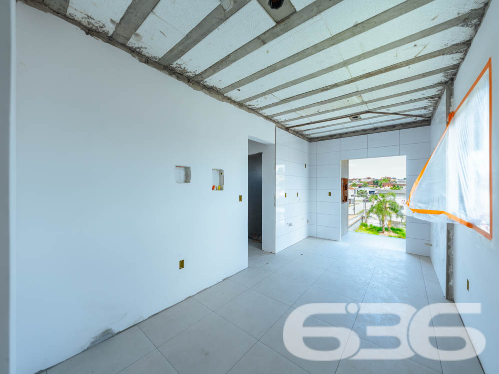 Apresentamos esta oportunidade única no bairro Fátima em Joinville/SC: um apartamento recém-construído, projetado com um olhar moderno e integrador para quem valoriza qualidade e localização. Com uma área construída de 70,07m², este imóvel é ideal para quem deseja um lar pronto para adicionar toques pessoais e decoração.
Este apartamento é composto por 2 dormitórios espaçosos, garantindo conforto para sua família. A sala de estar e jantar são integradas, criando um ambiente aberto e convidativo, perfeito para reunir amigos e familiares. A copa e a cozinha também são conjugadas, otimizando o espaço e facilitando o dia a dia.
A área de serviço é bem dimensionada e equipada para garantir praticidade. O banheiro, com acabamentos de qualidade, espera pelos detalhes finais de sua escolha. Além disso, este apartamento dispõe de uma garagem coberta, assegurando segurança e comodidade para seu veículo.
Uma das características marcantes deste imóvel é a sacada espaçosa, que oferece uma vista encantadora da cidade e arredores, permitindo um contato visual com o dinamismo urbano e a tranquilidade das áreas verdes próximas.
A localização é estratégica: situado em uma esquina do bairro Fátima, o imóvel está próximo a vias de acesso principais, facilitando o deslocamento para qualquer área da cidade. Serviços essenciais como escolas, hospitais, shopping centers e transporte público estão a poucos minutos de distância, conferindo ao imóvel uma posição privilegiada para o seu dia a dia.
Complementando este cenário, o imóvel é murado, garantindo privacidade e segurança, e permite animais, oferecendo um lar amigável para toda a família, incluindo seus pets. Além disso, o interfone instalado proporciona um controle de acesso seguro e eficiente.
Este imóvel na 636 Negócios Imobiliários representa uma combinação perfeita de conforto, conveniência e localização, projetado para quem busca um espaço para chamar de seu com todas as vantagens de um bairro bem estruturado e acolhedor. Não perca a chance de visitar e se encantar com o que pode ser seu próximo endereço em Joinville.
636 NEGÓCIOS IMOBILIÁRIOS: A SUA MELHOR ESCOLHA
Com mais de 30 anos de experiência, a 636 Negócios Imobiliários é sua parceira ideal para encontrar o imóvel perfeito. Estamos prontos para ajudá-lo a fazer deste imóvel o seu novo lar.
Telefone: (47) 3451-0636
WhatsApp: (47) 99190-0636
Não perca esta oportunidade única. Visite nosso site para mais informações: i636.com.br