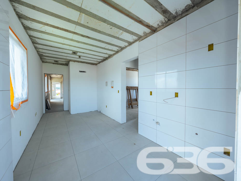 Apresentamos esta oportunidade única no bairro Fátima em Joinville/SC: um apartamento recém-construído, projetado com um olhar moderno e integrador para quem valoriza qualidade e localização. Com uma área construída de 70,07m², este imóvel é ideal para quem deseja um lar pronto para adicionar toques pessoais e decoração.
Este apartamento é composto por 2 dormitórios espaçosos, garantindo conforto para sua família. A sala de estar e jantar são integradas, criando um ambiente aberto e convidativo, perfeito para reunir amigos e familiares. A copa e a cozinha também são conjugadas, otimizando o espaço e facilitando o dia a dia.
A área de serviço é bem dimensionada e equipada para garantir praticidade. O banheiro, com acabamentos de qualidade, espera pelos detalhes finais de sua escolha. Além disso, este apartamento dispõe de uma garagem coberta, assegurando segurança e comodidade para seu veículo.
Uma das características marcantes deste imóvel é a sacada espaçosa, que oferece uma vista encantadora da cidade e arredores, permitindo um contato visual com o dinamismo urbano e a tranquilidade das áreas verdes próximas.
A localização é estratégica: situado em uma esquina do bairro Fátima, o imóvel está próximo a vias de acesso principais, facilitando o deslocamento para qualquer área da cidade. Serviços essenciais como escolas, hospitais, shopping centers e transporte público estão a poucos minutos de distância, conferindo ao imóvel uma posição privilegiada para o seu dia a dia.
Complementando este cenário, o imóvel é murado, garantindo privacidade e segurança, e permite animais, oferecendo um lar amigável para toda a família, incluindo seus pets. Além disso, o interfone instalado proporciona um controle de acesso seguro e eficiente.
Este imóvel na 636 Negócios Imobiliários representa uma combinação perfeita de conforto, conveniência e localização, projetado para quem busca um espaço para chamar de seu com todas as vantagens de um bairro bem estruturado e acolhedor. Não perca a chance de visitar e se encantar com o que pode ser seu próximo endereço em Joinville.
636 NEGÓCIOS IMOBILIÁRIOS: A SUA MELHOR ESCOLHA
Com mais de 30 anos de experiência, a 636 Negócios Imobiliários é sua parceira ideal para encontrar o imóvel perfeito. Estamos prontos para ajudá-lo a fazer deste imóvel o seu novo lar.
Telefone: (47) 3451-0636
WhatsApp: (47) 99190-0636
Não perca esta oportunidade única. Visite nosso site para mais informações: i636.com.br