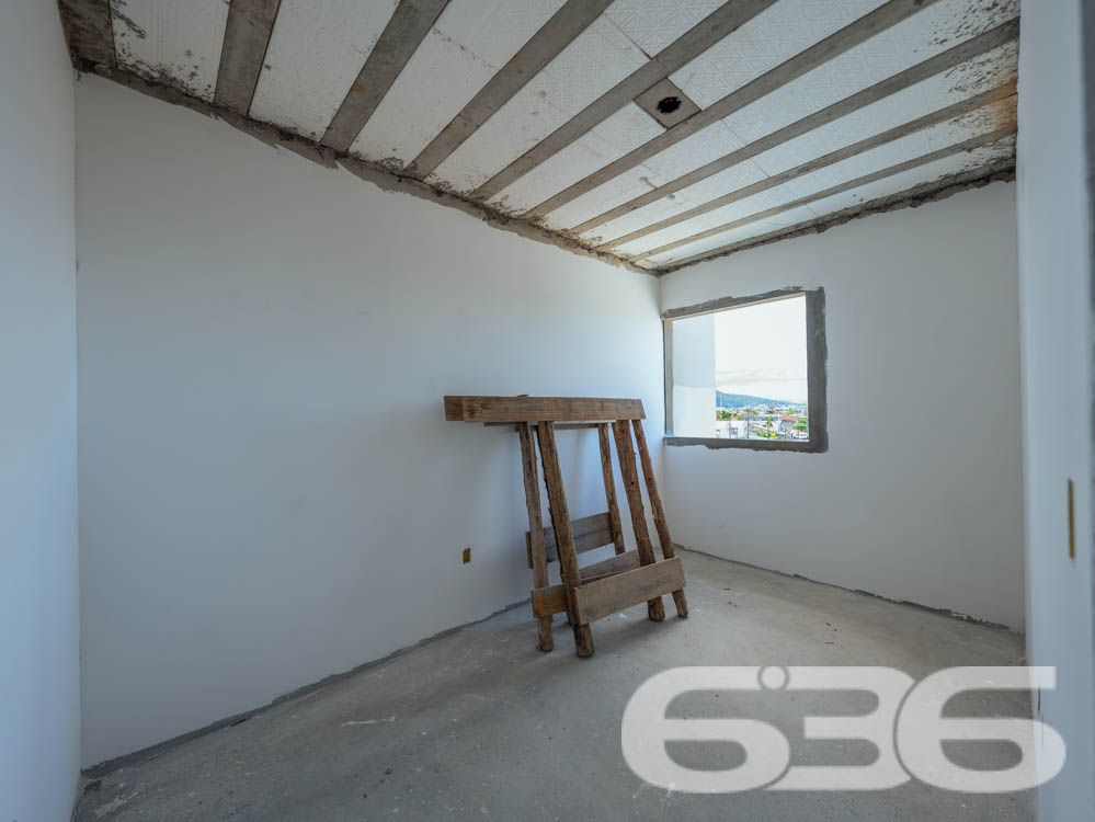 Apresentamos esta oportunidade única no bairro Fátima em Joinville/SC: um apartamento recém-construído, projetado com um olhar moderno e integrador para quem valoriza qualidade e localização. Com uma área construída de 70,07m², este imóvel é ideal para quem deseja um lar pronto para adicionar toques pessoais e decoração.
Este apartamento é composto por 2 dormitórios espaçosos, garantindo conforto para sua família. A sala de estar e jantar são integradas, criando um ambiente aberto e convidativo, perfeito para reunir amigos e familiares. A copa e a cozinha também são conjugadas, otimizando o espaço e facilitando o dia a dia.
A área de serviço é bem dimensionada e equipada para garantir praticidade. O banheiro, com acabamentos de qualidade, espera pelos detalhes finais de sua escolha. Além disso, este apartamento dispõe de uma garagem coberta, assegurando segurança e comodidade para seu veículo.
Uma das características marcantes deste imóvel é a sacada espaçosa, que oferece uma vista encantadora da cidade e arredores, permitindo um contato visual com o dinamismo urbano e a tranquilidade das áreas verdes próximas.
A localização é estratégica: situado em uma esquina do bairro Fátima, o imóvel está próximo a vias de acesso principais, facilitando o deslocamento para qualquer área da cidade. Serviços essenciais como escolas, hospitais, shopping centers e transporte público estão a poucos minutos de distância, conferindo ao imóvel uma posição privilegiada para o seu dia a dia.
Complementando este cenário, o imóvel é murado, garantindo privacidade e segurança, e permite animais, oferecendo um lar amigável para toda a família, incluindo seus pets. Além disso, o interfone instalado proporciona um controle de acesso seguro e eficiente.
Este imóvel na 636 Negócios Imobiliários representa uma combinação perfeita de conforto, conveniência e localização, projetado para quem busca um espaço para chamar de seu com todas as vantagens de um bairro bem estruturado e acolhedor. Não perca a chance de visitar e se encantar com o que pode ser seu próximo endereço em Joinville.
636 NEGÓCIOS IMOBILIÁRIOS: A SUA MELHOR ESCOLHA
Com mais de 30 anos de experiência, a 636 Negócios Imobiliários é sua parceira ideal para encontrar o imóvel perfeito. Estamos prontos para ajudá-lo a fazer deste imóvel o seu novo lar.
Telefone: (47) 3451-0636
WhatsApp: (47) 99190-0636
Não perca esta oportunidade única. Visite nosso site para mais informações: i636.com.br
