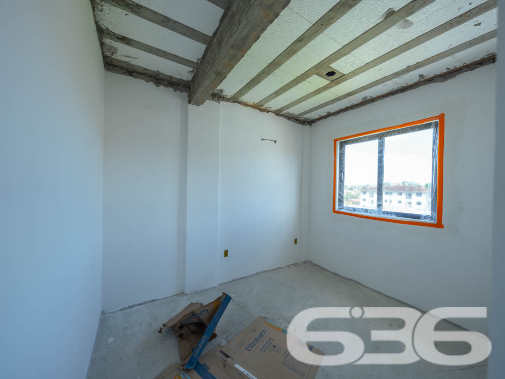 Apresentamos esta oportunidade única no bairro Fátima em Joinville/SC: um apartamento recém-construído, projetado com um olhar moderno e integrador para quem valoriza qualidade e localização. Com uma área construída de 70,07m², este imóvel é ideal para quem deseja um lar pronto para adicionar toques pessoais e decoração.
Este apartamento é composto por 2 dormitórios espaçosos, garantindo conforto para sua família. A sala de estar e jantar são integradas, criando um ambiente aberto e convidativo, perfeito para reunir amigos e familiares. A copa e a cozinha também são conjugadas, otimizando o espaço e facilitando o dia a dia.
A área de serviço é bem dimensionada e equipada para garantir praticidade. O banheiro, com acabamentos de qualidade, espera pelos detalhes finais de sua escolha. Além disso, este apartamento dispõe de uma garagem coberta, assegurando segurança e comodidade para seu veículo.
Uma das características marcantes deste imóvel é a sacada espaçosa, que oferece uma vista encantadora da cidade e arredores, permitindo um contato visual com o dinamismo urbano e a tranquilidade das áreas verdes próximas.
A localização é estratégica: situado em uma esquina do bairro Fátima, o imóvel está próximo a vias de acesso principais, facilitando o deslocamento para qualquer área da cidade. Serviços essenciais como escolas, hospitais, shopping centers e transporte público estão a poucos minutos de distância, conferindo ao imóvel uma posição privilegiada para o seu dia a dia.
Complementando este cenário, o imóvel é murado, garantindo privacidade e segurança, e permite animais, oferecendo um lar amigável para toda a família, incluindo seus pets. Além disso, o interfone instalado proporciona um controle de acesso seguro e eficiente.
Este imóvel na 636 Negócios Imobiliários representa uma combinação perfeita de conforto, conveniência e localização, projetado para quem busca um espaço para chamar de seu com todas as vantagens de um bairro bem estruturado e acolhedor. Não perca a chance de visitar e se encantar com o que pode ser seu próximo endereço em Joinville.
636 NEGÓCIOS IMOBILIÁRIOS: A SUA MELHOR ESCOLHA
Com mais de 30 anos de experiência, a 636 Negócios Imobiliários é sua parceira ideal para encontrar o imóvel perfeito. Estamos prontos para ajudá-lo a fazer deste imóvel o seu novo lar.
Telefone: (47) 3451-0636
WhatsApp: (47) 99190-0636
Não perca esta oportunidade única. Visite nosso site para mais informações: i636.com.br