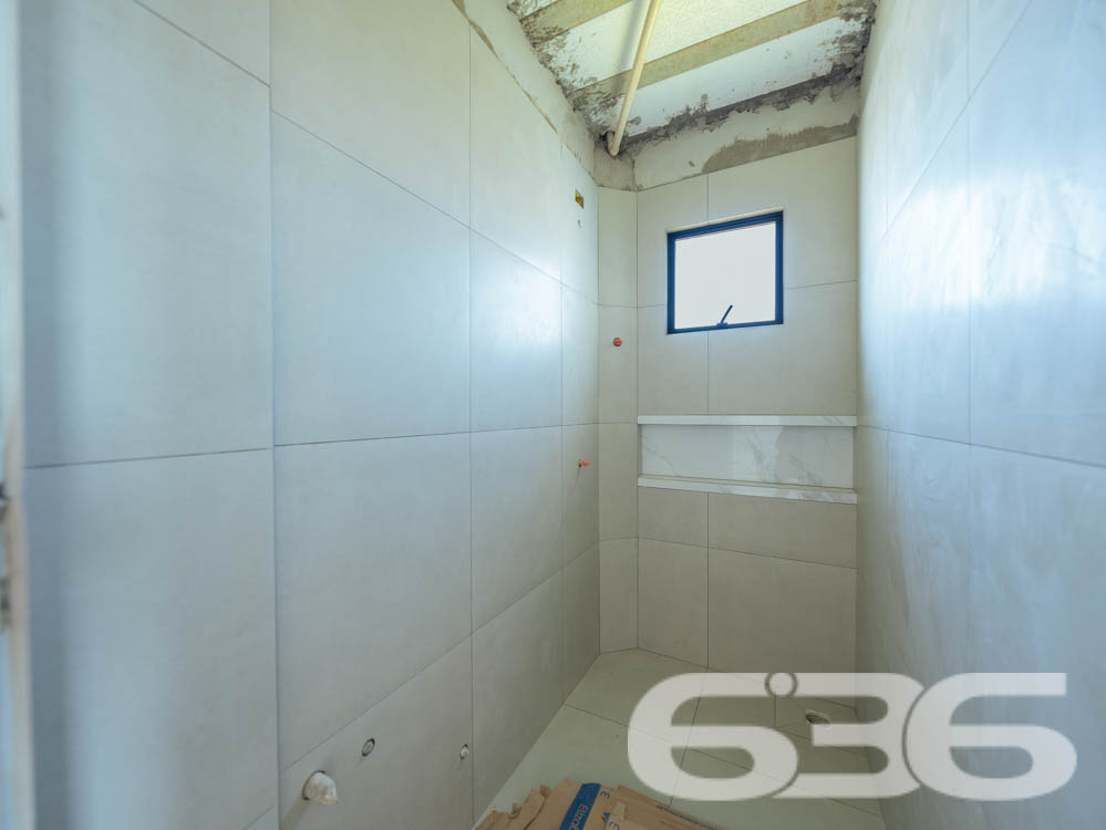 Apresentamos esta oportunidade única no bairro Fátima em Joinville/SC: um apartamento recém-construído, projetado com um olhar moderno e integrador para quem valoriza qualidade e localização. Com uma área construída de 70,07m², este imóvel é ideal para quem deseja um lar pronto para adicionar toques pessoais e decoração.
Este apartamento é composto por 2 dormitórios espaçosos, garantindo conforto para sua família. A sala de estar e jantar são integradas, criando um ambiente aberto e convidativo, perfeito para reunir amigos e familiares. A copa e a cozinha também são conjugadas, otimizando o espaço e facilitando o dia a dia.
A área de serviço é bem dimensionada e equipada para garantir praticidade. O banheiro, com acabamentos de qualidade, espera pelos detalhes finais de sua escolha. Além disso, este apartamento dispõe de uma garagem coberta, assegurando segurança e comodidade para seu veículo.
Uma das características marcantes deste imóvel é a sacada espaçosa, que oferece uma vista encantadora da cidade e arredores, permitindo um contato visual com o dinamismo urbano e a tranquilidade das áreas verdes próximas.
A localização é estratégica: situado em uma esquina do bairro Fátima, o imóvel está próximo a vias de acesso principais, facilitando o deslocamento para qualquer área da cidade. Serviços essenciais como escolas, hospitais, shopping centers e transporte público estão a poucos minutos de distância, conferindo ao imóvel uma posição privilegiada para o seu dia a dia.
Complementando este cenário, o imóvel é murado, garantindo privacidade e segurança, e permite animais, oferecendo um lar amigável para toda a família, incluindo seus pets. Além disso, o interfone instalado proporciona um controle de acesso seguro e eficiente.
Este imóvel na 636 Negócios Imobiliários representa uma combinação perfeita de conforto, conveniência e localização, projetado para quem busca um espaço para chamar de seu com todas as vantagens de um bairro bem estruturado e acolhedor. Não perca a chance de visitar e se encantar com o que pode ser seu próximo endereço em Joinville.
636 NEGÓCIOS IMOBILIÁRIOS: A SUA MELHOR ESCOLHA
Com mais de 30 anos de experiência, a 636 Negócios Imobiliários é sua parceira ideal para encontrar o imóvel perfeito. Estamos prontos para ajudá-lo a fazer deste imóvel o seu novo lar.
Telefone: (47) 3451-0636
WhatsApp: (47) 99190-0636
Não perca esta oportunidade única. Visite nosso site para mais informações: i636.com.br