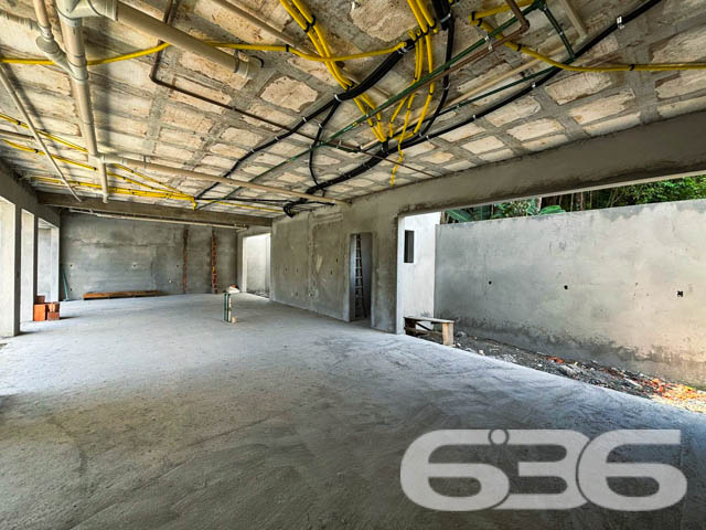 Descubra a perfeição em cada detalhe neste sofisticado sobrado padrão no bairro Glória, um dos mais valorizados de Joinville. Projetado para oferecer o máximo em conforto e elegância, esta propriedade está pronta para ser o seu novo lar.
Detalhes do Imóvel:
Área Construída: 314,36 m²
Entrega: Junho/2025
Composição do Imóvel:
Garagens: 2 vagas cobertas
Suítes: 3 amplas suítes, garantindo privacidade e conforto
Banheiros: Equipados com acabamentos de alto padrão
Salas: Integradas, com ambientes de estar e jantar, perfeitas para receber
Cozinha: Moderna, conjugada com copa, oferecendo praticidade e sofisticação
Área de Festas: Equipada com churrasqueira, ideal para encontros memoráveis
Piscina: Privativa, excelente para o lazer dos dias quentes
Segurança: Murado, com interfone para sua tranquilidade e privacidade
Localização Privilegiada:
Vias de Acesso: Facilmente acessível, perto de importantes vias de acesso
Conveniências: Próximo a shopping centers, escolas, hospitais e serviços públicos essenciais, oferecendo uma vida prática e sem complicações
Esta casa não é apenas um espaço, mas um convite para viver seus melhores momentos em um ambiente que reflete qualidade de vida e sofisticação. Cada canto foi pensado para oferecer conforto e praticidade, desde a área de serviço bem planejada até a despensa espaçosa e a área de festas com churrasqueira, perfeita para seus eventos sociais.
Invista em um imóvel que combina a tranquilidade de um bairro nobre com a conveniência de estar perto de tudo que você precisa. Seja para criar memórias em família ou para desfrutar de momentos de lazer, este sobrado em Joinville é a escolha perfeita para quem não abre mão de viver bem.
Venha conhecer seu novo lar onde cada detalhe é um reflexo de elegância e conforto. Agende uma visita e sinta-se em casa desde o primeiro momento.
636 NEGÓCIOS IMOBILIÁRIOS: A SUA MELHOR ESCOLHA
Com mais de 30 anos de experiência, a 636 Negócios Imobiliários é sua parceira ideal para encontrar o imóvel perfeito. Estamos prontos para ajudá-lo a fazer deste imóvel o seu novo lar.
Telefone: (47) 3451-0636
WhatsApp: (47) 99190-0636
Não perca esta oportunidade única. Visite nosso site para mais informações: i636.com.br