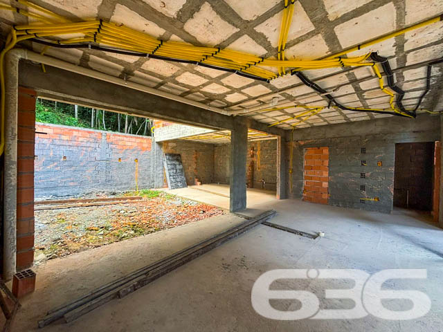 Descubra a perfeição em cada detalhe neste sofisticado sobrado padrão no bairro Glória, um dos mais valorizados de Joinville. Projetado para oferecer o máximo em conforto e elegância, esta propriedade está pronta para ser o seu novo lar.
Detalhes do Imóvel:
Área Construída: 314,36 m²
Entrega: Junho/2025
Composição do Imóvel:
Garagens: 2 vagas cobertas
Suítes: 3 amplas suítes, garantindo privacidade e conforto
Banheiros: Equipados com acabamentos de alto padrão
Salas: Integradas, com ambientes de estar e jantar, perfeitas para receber
Cozinha: Moderna, conjugada com copa, oferecendo praticidade e sofisticação
Área de Festas: Equipada com churrasqueira, ideal para encontros memoráveis
Piscina: Privativa, excelente para o lazer dos dias quentes
Segurança: Murado, com interfone para sua tranquilidade e privacidade
Localização Privilegiada:
Vias de Acesso: Facilmente acessível, perto de importantes vias de acesso
Conveniências: Próximo a shopping centers, escolas, hospitais e serviços públicos essenciais, oferecendo uma vida prática e sem complicações
Esta casa não é apenas um espaço, mas um convite para viver seus melhores momentos em um ambiente que reflete qualidade de vida e sofisticação. Cada canto foi pensado para oferecer conforto e praticidade, desde a área de serviço bem planejada até a despensa espaçosa e a área de festas com churrasqueira, perfeita para seus eventos sociais.
Invista em um imóvel que combina a tranquilidade de um bairro nobre com a conveniência de estar perto de tudo que você precisa. Seja para criar memórias em família ou para desfrutar de momentos de lazer, este sobrado em Joinville é a escolha perfeita para quem não abre mão de viver bem.
Venha conhecer seu novo lar onde cada detalhe é um reflexo de elegância e conforto. Agende uma visita e sinta-se em casa desde o primeiro momento.
636 NEGÓCIOS IMOBILIÁRIOS: A SUA MELHOR ESCOLHA
Com mais de 30 anos de experiência, a 636 Negócios Imobiliários é sua parceira ideal para encontrar o imóvel perfeito. Estamos prontos para ajudá-lo a fazer deste imóvel o seu novo lar.
Telefone: (47) 3451-0636
WhatsApp: (47) 99190-0636
Não perca esta oportunidade única. Visite nosso site para mais informações: i636.com.br
