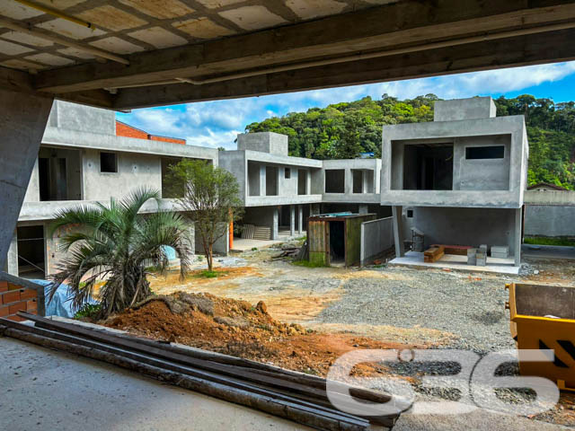 Descubra a perfeição em cada detalhe neste sofisticado sobrado padrão no bairro Glória, um dos mais valorizados de Joinville. Projetado para oferecer o máximo em conforto e elegância, esta propriedade está pronta para ser o seu novo lar.
Detalhes do Imóvel:
Área Construída: 314,36 m²
Entrega: Junho/2025
Composição do Imóvel:
Garagens: 2 vagas cobertas
Suítes: 3 amplas suítes, garantindo privacidade e conforto
Banheiros: Equipados com acabamentos de alto padrão
Salas: Integradas, com ambientes de estar e jantar, perfeitas para receber
Cozinha: Moderna, conjugada com copa, oferecendo praticidade e sofisticação
Área de Festas: Equipada com churrasqueira, ideal para encontros memoráveis
Piscina: Privativa, excelente para o lazer dos dias quentes
Segurança: Murado, com interfone para sua tranquilidade e privacidade
Localização Privilegiada:
Vias de Acesso: Facilmente acessível, perto de importantes vias de acesso
Conveniências: Próximo a shopping centers, escolas, hospitais e serviços públicos essenciais, oferecendo uma vida prática e sem complicações
Esta casa não é apenas um espaço, mas um convite para viver seus melhores momentos em um ambiente que reflete qualidade de vida e sofisticação. Cada canto foi pensado para oferecer conforto e praticidade, desde a área de serviço bem planejada até a despensa espaçosa e a área de festas com churrasqueira, perfeita para seus eventos sociais.
Invista em um imóvel que combina a tranquilidade de um bairro nobre com a conveniência de estar perto de tudo que você precisa. Seja para criar memórias em família ou para desfrutar de momentos de lazer, este sobrado em Joinville é a escolha perfeita para quem não abre mão de viver bem.
Venha conhecer seu novo lar onde cada detalhe é um reflexo de elegância e conforto. Agende uma visita e sinta-se em casa desde o primeiro momento.
636 NEGÓCIOS IMOBILIÁRIOS: A SUA MELHOR ESCOLHA
Com mais de 30 anos de experiência, a 636 Negócios Imobiliários é sua parceira ideal para encontrar o imóvel perfeito. Estamos prontos para ajudá-lo a fazer deste imóvel o seu novo lar.
Telefone: (47) 3451-0636
WhatsApp: (47) 99190-0636
Não perca esta oportunidade única. Visite nosso site para mais informações: i636.com.br