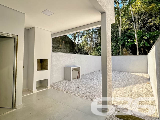 Descubra a elegância urbana neste sobrado geminado de alta qualidade localizado no bairro Floresta, Joinville, SC. Com uma fachada moderna e um design interior refinado, este imóvel oferece uma experiência de vida superior, combinando conforto e sofisticação.
Características Principais:
Localização Estratégica: No início do bairro Floresta, com acesso facilitado à BR 101 e proximidade ao centro da cidade.
Design Moderno: Sobrado com 151m² de área construída e acabamentos de alta qualidade.
Espaço e Conforto: Com 3 quartos, sendo uma suíte com sacada, o imóvel oferece um ambiente ideal para famílias. Inclui ainda 3 vagas de garagem e um corredor lateral que proporciona privacidade adicional.
Áreas de Convívio: Sala de estar e jantar integradas, criando um ambiente acolhedor para reuniões familiares e entretenimento. A área de festa com churrasqueira promete ser o ponto de encontro para momentos memoráveis.
Facilidades Adicionais: Lavanderia, cozinha espaçosa, lavabo e banheiro social completam a funcionalidade do lar.
Para mais informações e agendar uma visita, entre em contato com a 636 Negócios Imobiliários. Nossa equipe está pronta para ajudá-lo a encontrar o lar dos seus sonhos com a excelência e a confiabilidade de mais de 30 anos de experiência no mercado imobiliário.
Conheça, encante-se e transforme este belo espaço no seu novo lar!
636 NEGÓCIOS IMOBILIÁRIOS: A SUA MELHOR ESCOLHA
Com mais de 30 anos de experiência, a 636 Negócios Imobiliários é sua parceira ideal para encontrar o imóvel perfeito. Estamos prontos para ajudá-lo a fazer deste imóvel o seu novo lar.
Telefone: (47) 3451-0636
WhatsApp: (47) 99190-0636
Não perca esta oportunidade única. Visite nosso site para mais informações: i636.com.br