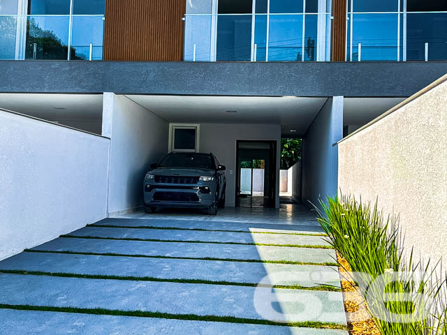 Descubra a elegância urbana neste sobrado geminado de alta qualidade localizado no bairro Floresta, Joinville, SC. Com uma fachada moderna e um design interior refinado, este imóvel oferece uma experiência de vida superior, combinando conforto e sofisticação.
Características Principais:
Localização Estratégica: No início do bairro Floresta, com acesso facilitado à BR 101 e proximidade ao centro da cidade.
Design Moderno: Sobrado com 151m² de área construída e acabamentos de alta qualidade.
Espaço e Conforto: Com 3 quartos, sendo uma suíte com sacada, o imóvel oferece um ambiente ideal para famílias. Inclui ainda 3 vagas de garagem e um corredor lateral que proporciona privacidade adicional.
Áreas de Convívio: Sala de estar e jantar integradas, criando um ambiente acolhedor para reuniões familiares e entretenimento. A área de festa com churrasqueira promete ser o ponto de encontro para momentos memoráveis.
Facilidades Adicionais: Lavanderia, cozinha espaçosa, lavabo e banheiro social completam a funcionalidade do lar.
Para mais informações e agendar uma visita, entre em contato com a 636 Negócios Imobiliários. Nossa equipe está pronta para ajudá-lo a encontrar o lar dos seus sonhos com a excelência e a confiabilidade de mais de 30 anos de experiência no mercado imobiliário.
Conheça, encante-se e transforme este belo espaço no seu novo lar!
636 NEGÓCIOS IMOBILIÁRIOS: A SUA MELHOR ESCOLHA
Com mais de 30 anos de experiência, a 636 Negócios Imobiliários é sua parceira ideal para encontrar o imóvel perfeito. Estamos prontos para ajudá-lo a fazer deste imóvel o seu novo lar.
Telefone: (47) 3451-0636
WhatsApp: (47) 99190-0636
Não perca esta oportunidade única. Visite nosso site para mais informações: i636.com.br