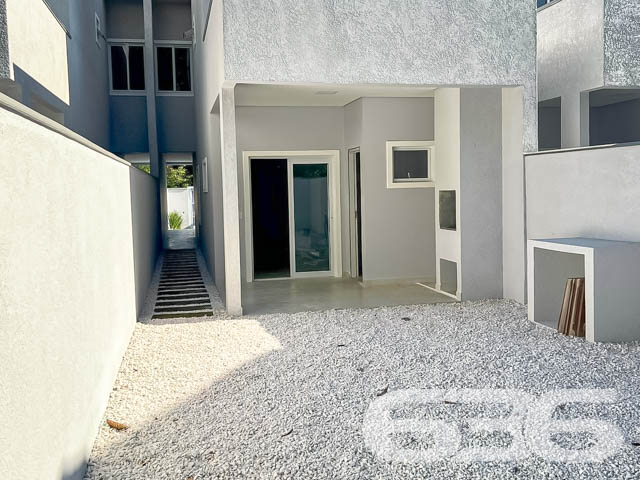 Descubra a elegância urbana neste sobrado geminado de alta qualidade localizado no bairro Floresta, Joinville, SC. Com uma fachada moderna e um design interior refinado, este imóvel oferece uma experiência de vida superior, combinando conforto e sofisticação.
Características Principais:
Localização Estratégica: No início do bairro Floresta, com acesso facilitado à BR 101 e proximidade ao centro da cidade.
Design Moderno: Sobrado com 151m² de área construída e acabamentos de alta qualidade.
Espaço e Conforto: Com 3 quartos, sendo uma suíte com sacada, o imóvel oferece um ambiente ideal para famílias. Inclui ainda 3 vagas de garagem e um corredor lateral que proporciona privacidade adicional.
Áreas de Convívio: Sala de estar e jantar integradas, criando um ambiente acolhedor para reuniões familiares e entretenimento. A área de festa com churrasqueira promete ser o ponto de encontro para momentos memoráveis.
Facilidades Adicionais: Lavanderia, cozinha espaçosa, lavabo e banheiro social completam a funcionalidade do lar.
Para mais informações e agendar uma visita, entre em contato com a 636 Negócios Imobiliários. Nossa equipe está pronta para ajudá-lo a encontrar o lar dos seus sonhos com a excelência e a confiabilidade de mais de 30 anos de experiência no mercado imobiliário.
Conheça, encante-se e transforme este belo espaço no seu novo lar!
636 NEGÓCIOS IMOBILIÁRIOS: A SUA MELHOR ESCOLHA
Com mais de 30 anos de experiência, a 636 Negócios Imobiliários é sua parceira ideal para encontrar o imóvel perfeito. Estamos prontos para ajudá-lo a fazer deste imóvel o seu novo lar.
Telefone: (47) 3451-0636
WhatsApp: (47) 99190-0636
Não perca esta oportunidade única. Visite nosso site para mais informações: i636.com.br