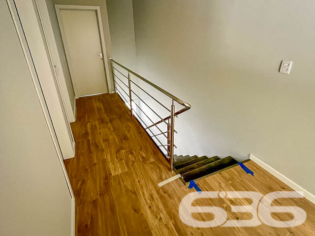 Descubra a elegância urbana neste sobrado geminado de alta qualidade localizado no bairro Floresta, Joinville, SC. Com uma fachada moderna e um design interior refinado, este imóvel oferece uma experiência de vida superior, combinando conforto e sofisticação.
Características Principais:
Localização Estratégica: No início do bairro Floresta, com acesso facilitado à BR 101 e proximidade ao centro da cidade.
Design Moderno: Sobrado com 151m² de área construída e acabamentos de alta qualidade.
Espaço e Conforto: Com 3 quartos, sendo uma suíte com sacada, o imóvel oferece um ambiente ideal para famílias. Inclui ainda 3 vagas de garagem e um corredor lateral que proporciona privacidade adicional.
Áreas de Convívio: Sala de estar e jantar integradas, criando um ambiente acolhedor para reuniões familiares e entretenimento. A área de festa com churrasqueira promete ser o ponto de encontro para momentos memoráveis.
Facilidades Adicionais: Lavanderia, cozinha espaçosa, lavabo e banheiro social completam a funcionalidade do lar.
Para mais informações e agendar uma visita, entre em contato com a 636 Negócios Imobiliários. Nossa equipe está pronta para ajudá-lo a encontrar o lar dos seus sonhos com a excelência e a confiabilidade de mais de 30 anos de experiência no mercado imobiliário.
Conheça, encante-se e transforme este belo espaço no seu novo lar!
636 NEGÓCIOS IMOBILIÁRIOS: A SUA MELHOR ESCOLHA
Com mais de 30 anos de experiência, a 636 Negócios Imobiliários é sua parceira ideal para encontrar o imóvel perfeito. Estamos prontos para ajudá-lo a fazer deste imóvel o seu novo lar.
Telefone: (47) 3451-0636
WhatsApp: (47) 99190-0636
Não perca esta oportunidade única. Visite nosso site para mais informações: i636.com.br