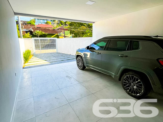 Descubra a elegância urbana neste sobrado geminado de alta qualidade localizado no bairro Floresta, Joinville, SC. Com uma fachada moderna e um design interior refinado, este imóvel oferece uma experiência de vida superior, combinando conforto e sofisticação.
Características Principais:
Localização Estratégica: No início do bairro Floresta, com acesso facilitado à BR 101 e proximidade ao centro da cidade.
Design Moderno: Sobrado com 151m² de área construída e acabamentos de alta qualidade.
Espaço e Conforto: Com 3 quartos, sendo uma suíte com sacada, o imóvel oferece um ambiente ideal para famílias. Inclui ainda 3 vagas de garagem e um corredor lateral que proporciona privacidade adicional.
Áreas de Convívio: Sala de estar e jantar integradas, criando um ambiente acolhedor para reuniões familiares e entretenimento. A área de festa com churrasqueira promete ser o ponto de encontro para momentos memoráveis.
Facilidades Adicionais: Lavanderia, cozinha espaçosa, lavabo e banheiro social completam a funcionalidade do lar.
Para mais informações e agendar uma visita, entre em contato com a 636 Negócios Imobiliários. Nossa equipe está pronta para ajudá-lo a encontrar o lar dos seus sonhos com a excelência e a confiabilidade de mais de 30 anos de experiência no mercado imobiliário.
Conheça, encante-se e transforme este belo espaço no seu novo lar!
636 NEGÓCIOS IMOBILIÁRIOS: A SUA MELHOR ESCOLHA
Com mais de 30 anos de experiência, a 636 Negócios Imobiliários é sua parceira ideal para encontrar o imóvel perfeito. Estamos prontos para ajudá-lo a fazer deste imóvel o seu novo lar.
Telefone: (47) 3451-0636
WhatsApp: (47) 99190-0636
Não perca esta oportunidade única. Visite nosso site para mais informações: i636.com.br