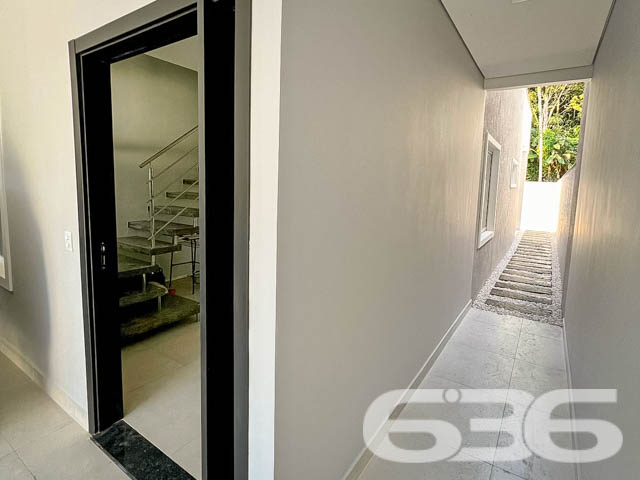 Descubra a elegância urbana neste sobrado geminado de alta qualidade localizado no bairro Floresta, Joinville, SC. Com uma fachada moderna e um design interior refinado, este imóvel oferece uma experiência de vida superior, combinando conforto e sofisticação.
Características Principais:
Localização Estratégica: No início do bairro Floresta, com acesso facilitado à BR 101 e proximidade ao centro da cidade.
Design Moderno: Sobrado com 151m² de área construída e acabamentos de alta qualidade.
Espaço e Conforto: Com 3 quartos, sendo uma suíte com sacada, o imóvel oferece um ambiente ideal para famílias. Inclui ainda 3 vagas de garagem e um corredor lateral que proporciona privacidade adicional.
Áreas de Convívio: Sala de estar e jantar integradas, criando um ambiente acolhedor para reuniões familiares e entretenimento. A área de festa com churrasqueira promete ser o ponto de encontro para momentos memoráveis.
Facilidades Adicionais: Lavanderia, cozinha espaçosa, lavabo e banheiro social completam a funcionalidade do lar.
Para mais informações e agendar uma visita, entre em contato com a 636 Negócios Imobiliários. Nossa equipe está pronta para ajudá-lo a encontrar o lar dos seus sonhos com a excelência e a confiabilidade de mais de 30 anos de experiência no mercado imobiliário.
Conheça, encante-se e transforme este belo espaço no seu novo lar!
636 NEGÓCIOS IMOBILIÁRIOS: A SUA MELHOR ESCOLHA
Com mais de 30 anos de experiência, a 636 Negócios Imobiliários é sua parceira ideal para encontrar o imóvel perfeito. Estamos prontos para ajudá-lo a fazer deste imóvel o seu novo lar.
Telefone: (47) 3451-0636
WhatsApp: (47) 99190-0636
Não perca esta oportunidade única. Visite nosso site para mais informações: i636.com.br