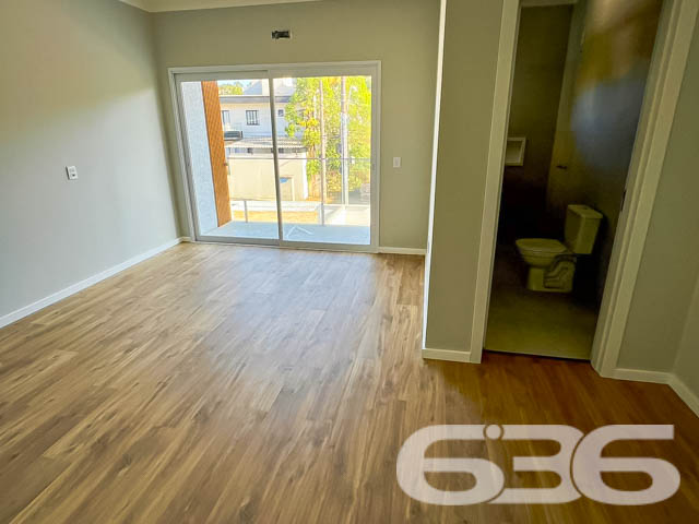Descubra a elegância urbana neste sobrado geminado de alta qualidade localizado no bairro Floresta, Joinville, SC. Com uma fachada moderna e um design interior refinado, este imóvel oferece uma experiência de vida superior, combinando conforto e sofisticação.
Características Principais:
Localização Estratégica: No início do bairro Floresta, com acesso facilitado à BR 101 e proximidade ao centro da cidade.
Design Moderno: Sobrado com 151m² de área construída e acabamentos de alta qualidade.
Espaço e Conforto: Com 3 quartos, sendo uma suíte com sacada, o imóvel oferece um ambiente ideal para famílias. Inclui ainda 3 vagas de garagem e um corredor lateral que proporciona privacidade adicional.
Áreas de Convívio: Sala de estar e jantar integradas, criando um ambiente acolhedor para reuniões familiares e entretenimento. A área de festa com churrasqueira promete ser o ponto de encontro para momentos memoráveis.
Facilidades Adicionais: Lavanderia, cozinha espaçosa, lavabo e banheiro social completam a funcionalidade do lar.
Para mais informações e agendar uma visita, entre em contato com a 636 Negócios Imobiliários. Nossa equipe está pronta para ajudá-lo a encontrar o lar dos seus sonhos com a excelência e a confiabilidade de mais de 30 anos de experiência no mercado imobiliário.
Conheça, encante-se e transforme este belo espaço no seu novo lar!
636 NEGÓCIOS IMOBILIÁRIOS: A SUA MELHOR ESCOLHA
Com mais de 30 anos de experiência, a 636 Negócios Imobiliários é sua parceira ideal para encontrar o imóvel perfeito. Estamos prontos para ajudá-lo a fazer deste imóvel o seu novo lar.
Telefone: (47) 3451-0636
WhatsApp: (47) 99190-0636
Não perca esta oportunidade única. Visite nosso site para mais informações: i636.com.br