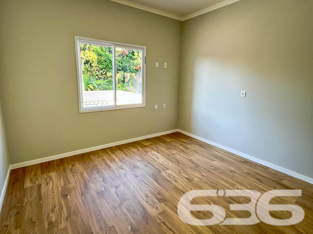 Descubra a elegância urbana neste sobrado geminado de alta qualidade localizado no bairro Floresta, Joinville, SC. Com uma fachada moderna e um design interior refinado, este imóvel oferece uma experiência de vida superior, combinando conforto e sofisticação.
Características Principais:
Localização Estratégica: No início do bairro Floresta, com acesso facilitado à BR 101 e proximidade ao centro da cidade.
Design Moderno: Sobrado com 151m² de área construída e acabamentos de alta qualidade.
Espaço e Conforto: Com 3 quartos, sendo uma suíte com sacada, o imóvel oferece um ambiente ideal para famílias. Inclui ainda 3 vagas de garagem e um corredor lateral que proporciona privacidade adicional.
Áreas de Convívio: Sala de estar e jantar integradas, criando um ambiente acolhedor para reuniões familiares e entretenimento. A área de festa com churrasqueira promete ser o ponto de encontro para momentos memoráveis.
Facilidades Adicionais: Lavanderia, cozinha espaçosa, lavabo e banheiro social completam a funcionalidade do lar.
Para mais informações e agendar uma visita, entre em contato com a 636 Negócios Imobiliários. Nossa equipe está pronta para ajudá-lo a encontrar o lar dos seus sonhos com a excelência e a confiabilidade de mais de 30 anos de experiência no mercado imobiliário.
Conheça, encante-se e transforme este belo espaço no seu novo lar!
636 NEGÓCIOS IMOBILIÁRIOS: A SUA MELHOR ESCOLHA
Com mais de 30 anos de experiência, a 636 Negócios Imobiliários é sua parceira ideal para encontrar o imóvel perfeito. Estamos prontos para ajudá-lo a fazer deste imóvel o seu novo lar.
Telefone: (47) 3451-0636
WhatsApp: (47) 99190-0636
Não perca esta oportunidade única. Visite nosso site para mais informações: i636.com.br