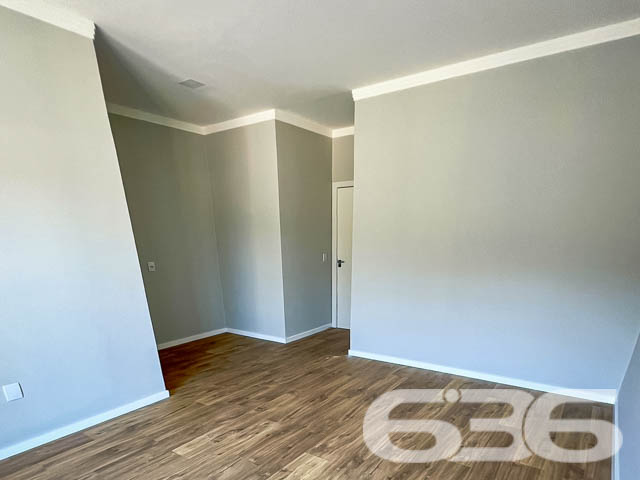 Descubra a elegância urbana neste sobrado geminado de alta qualidade localizado no bairro Floresta, Joinville, SC. Com uma fachada moderna e um design interior refinado, este imóvel oferece uma experiência de vida superior, combinando conforto e sofisticação.
Características Principais:
Localização Estratégica: No início do bairro Floresta, com acesso facilitado à BR 101 e proximidade ao centro da cidade.
Design Moderno: Sobrado com 151m² de área construída e acabamentos de alta qualidade.
Espaço e Conforto: Com 3 quartos, sendo uma suíte com sacada, o imóvel oferece um ambiente ideal para famílias. Inclui ainda 3 vagas de garagem e um corredor lateral que proporciona privacidade adicional.
Áreas de Convívio: Sala de estar e jantar integradas, criando um ambiente acolhedor para reuniões familiares e entretenimento. A área de festa com churrasqueira promete ser o ponto de encontro para momentos memoráveis.
Facilidades Adicionais: Lavanderia, cozinha espaçosa, lavabo e banheiro social completam a funcionalidade do lar.
Para mais informações e agendar uma visita, entre em contato com a 636 Negócios Imobiliários. Nossa equipe está pronta para ajudá-lo a encontrar o lar dos seus sonhos com a excelência e a confiabilidade de mais de 30 anos de experiência no mercado imobiliário.
Conheça, encante-se e transforme este belo espaço no seu novo lar!
636 NEGÓCIOS IMOBILIÁRIOS: A SUA MELHOR ESCOLHA
Com mais de 30 anos de experiência, a 636 Negócios Imobiliários é sua parceira ideal para encontrar o imóvel perfeito. Estamos prontos para ajudá-lo a fazer deste imóvel o seu novo lar.
Telefone: (47) 3451-0636
WhatsApp: (47) 99190-0636
Não perca esta oportunidade única. Visite nosso site para mais informações: i636.com.br