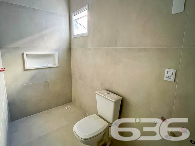 Descubra a elegância urbana neste sobrado geminado de alta qualidade localizado no bairro Floresta, Joinville, SC. Com uma fachada moderna e um design interior refinado, este imóvel oferece uma experiência de vida superior, combinando conforto e sofisticação.
Características Principais:
Localização Estratégica: No início do bairro Floresta, com acesso facilitado à BR 101 e proximidade ao centro da cidade.
Design Moderno: Sobrado com 151m² de área construída e acabamentos de alta qualidade.
Espaço e Conforto: Com 3 quartos, sendo uma suíte com sacada, o imóvel oferece um ambiente ideal para famílias. Inclui ainda 3 vagas de garagem e um corredor lateral que proporciona privacidade adicional.
Áreas de Convívio: Sala de estar e jantar integradas, criando um ambiente acolhedor para reuniões familiares e entretenimento. A área de festa com churrasqueira promete ser o ponto de encontro para momentos memoráveis.
Facilidades Adicionais: Lavanderia, cozinha espaçosa, lavabo e banheiro social completam a funcionalidade do lar.
Para mais informações e agendar uma visita, entre em contato com a 636 Negócios Imobiliários. Nossa equipe está pronta para ajudá-lo a encontrar o lar dos seus sonhos com a excelência e a confiabilidade de mais de 30 anos de experiência no mercado imobiliário.
Conheça, encante-se e transforme este belo espaço no seu novo lar!
636 NEGÓCIOS IMOBILIÁRIOS: A SUA MELHOR ESCOLHA
Com mais de 30 anos de experiência, a 636 Negócios Imobiliários é sua parceira ideal para encontrar o imóvel perfeito. Estamos prontos para ajudá-lo a fazer deste imóvel o seu novo lar.
Telefone: (47) 3451-0636
WhatsApp: (47) 99190-0636
Não perca esta oportunidade única. Visite nosso site para mais informações: i636.com.br