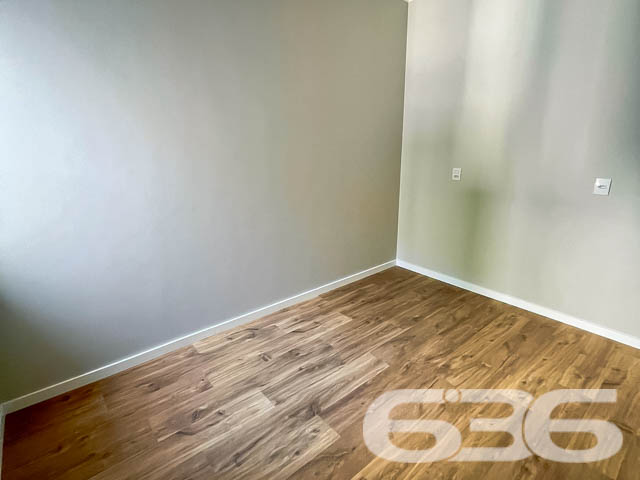 Descubra a elegância urbana neste sobrado geminado de alta qualidade localizado no bairro Floresta, Joinville, SC. Com uma fachada moderna e um design interior refinado, este imóvel oferece uma experiência de vida superior, combinando conforto e sofisticação.
Características Principais:
Localização Estratégica: No início do bairro Floresta, com acesso facilitado à BR 101 e proximidade ao centro da cidade.
Design Moderno: Sobrado com 151m² de área construída e acabamentos de alta qualidade.
Espaço e Conforto: Com 3 quartos, sendo uma suíte com sacada, o imóvel oferece um ambiente ideal para famílias. Inclui ainda 3 vagas de garagem e um corredor lateral que proporciona privacidade adicional.
Áreas de Convívio: Sala de estar e jantar integradas, criando um ambiente acolhedor para reuniões familiares e entretenimento. A área de festa com churrasqueira promete ser o ponto de encontro para momentos memoráveis.
Facilidades Adicionais: Lavanderia, cozinha espaçosa, lavabo e banheiro social completam a funcionalidade do lar.
Para mais informações e agendar uma visita, entre em contato com a 636 Negócios Imobiliários. Nossa equipe está pronta para ajudá-lo a encontrar o lar dos seus sonhos com a excelência e a confiabilidade de mais de 30 anos de experiência no mercado imobiliário.
Conheça, encante-se e transforme este belo espaço no seu novo lar!
636 NEGÓCIOS IMOBILIÁRIOS: A SUA MELHOR ESCOLHA
Com mais de 30 anos de experiência, a 636 Negócios Imobiliários é sua parceira ideal para encontrar o imóvel perfeito. Estamos prontos para ajudá-lo a fazer deste imóvel o seu novo lar.
Telefone: (47) 3451-0636
WhatsApp: (47) 99190-0636
Não perca esta oportunidade única. Visite nosso site para mais informações: i636.com.br