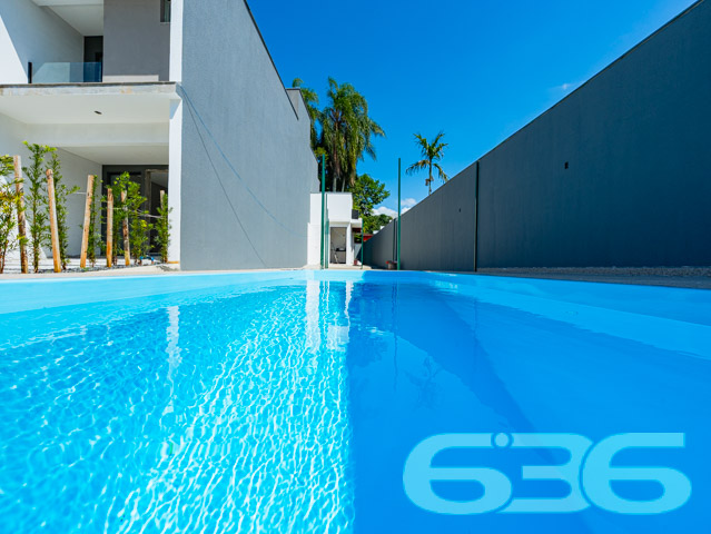 A 636 Negócios Imobiliários tem o prazer de apresentar uma oportunidade em Joinville, SC. Localizado no bairro Itaum, este sobrado geminado combina design moderno com um acabamento de alta qualidade, projetado para oferecer o máximo em conforto e estilo. Com entrega prevista para junho de 2025, este imóvel é uma excelente escolha para quem busca uma residência nova em uma região valorizada.

Detalhes do Imóvel:

Tipo: Sobrado Geminado
Área Construída: 117,56 m²
Área do Terreno: 168,14 m²

Composição do Imóvel:

Garagem Coberta: Espaço seguro para o estacionamento de veículos.
Três Suítes: Ambientes privativos com banheiro, proporcionando privacidade e conforto para toda a família.
Duas Salas: Espaçosas áreas de estar e jantar com layout aberto, perfeitas para reunir amigos e familiares.
Sacada: Um toque de requinte que amplia a visão e proporciona um espaço adicional para relaxamento.
Copa e Cozinha Conjugadas: Modernidade e praticidade no preparo de suas refeições.
Localização Privilegiada:

Situado em um bairro tranquilo com rua pavimentada.
Fácil acesso a serviços essenciais como supermercados, escolas e centros de saúde.
Proximidade com áreas de lazer, o que é ideal para a vida em família.
A planta é bem distribuída e foi pensada para maximizar o uso de cada espaço, garantindo uma experiência de moradia única.

Se você valoriza qualidade, conforto e deseja construir memórias preciosas no coração de Joinville, este sobrado é a escolha perfeita. Agende uma visita e venha conhecer o seu novo lar. Na 636 Negócios Imobiliários, entendemos que grandes conquistas são fruto de grandes decisões. Este é o momento de fazer a sua.
 
636 NEGÓCIOS IMOBILIÁRIOS: A SUA MELHOR ESCOLHA
Com mais de 30 anos de experiência, a 636 Negócios Imobiliários é sua parceira ideal para encontrar o imóvel perfeito. Estamos prontos para ajudá-lo a fazer deste imóvel o seu novo lar.
 
Telefone: (47) 3451-0636
WhatsApp: (47) 99190-0636
 
Não perca esta oportunidade única. Visite nosso site para mais informações: i636.com.br