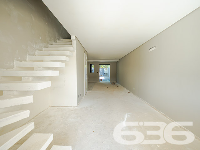 A 636 Negócios Imobiliários tem o prazer de apresentar uma oportunidade em Joinville, SC. Localizado no bairro Itaum, este sobrado geminado combina design moderno com um acabamento de alta qualidade, projetado para oferecer o máximo em conforto e estilo. Com entrega prevista para junho de 2025, este imóvel é uma excelente escolha para quem busca uma residência nova em uma região valorizada.

Detalhes do Imóvel:

Tipo: Sobrado Geminado
Área Construída: 117,56 m²
Área do Terreno: 168,14 m²

Composição do Imóvel:

Garagem Coberta: Espaço seguro para o estacionamento de veículos.
Três Suítes: Ambientes privativos com banheiro, proporcionando privacidade e conforto para toda a família.
Duas Salas: Espaçosas áreas de estar e jantar com layout aberto, perfeitas para reunir amigos e familiares.
Sacada: Um toque de requinte que amplia a visão e proporciona um espaço adicional para relaxamento.
Copa e Cozinha Conjugadas: Modernidade e praticidade no preparo de suas refeições.
Localização Privilegiada:

Situado em um bairro tranquilo com rua pavimentada.
Fácil acesso a serviços essenciais como supermercados, escolas e centros de saúde.
Proximidade com áreas de lazer, o que é ideal para a vida em família.
A planta é bem distribuída e foi pensada para maximizar o uso de cada espaço, garantindo uma experiência de moradia única.

Se você valoriza qualidade, conforto e deseja construir memórias preciosas no coração de Joinville, este sobrado é a escolha perfeita. Agende uma visita e venha conhecer o seu novo lar. Na 636 Negócios Imobiliários, entendemos que grandes conquistas são fruto de grandes decisões. Este é o momento de fazer a sua.
 
636 NEGÓCIOS IMOBILIÁRIOS: A SUA MELHOR ESCOLHA
Com mais de 30 anos de experiência, a 636 Negócios Imobiliários é sua parceira ideal para encontrar o imóvel perfeito. Estamos prontos para ajudá-lo a fazer deste imóvel o seu novo lar.
 
Telefone: (47) 3451-0636
WhatsApp: (47) 99190-0636
 
Não perca esta oportunidade única. Visite nosso site para mais informações: i636.com.br