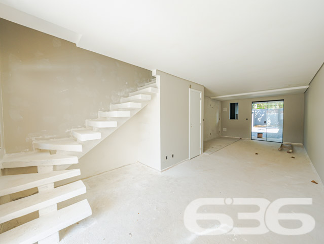 A 636 Negócios Imobiliários tem o prazer de apresentar uma oportunidade em Joinville, SC. Localizado no bairro Itaum, este sobrado geminado combina design moderno com um acabamento de alta qualidade, projetado para oferecer o máximo em conforto e estilo. Com entrega prevista para junho de 2025, este imóvel é uma excelente escolha para quem busca uma residência nova em uma região valorizada.

Detalhes do Imóvel:

Tipo: Sobrado Geminado
Área Construída: 117,56 m²
Área do Terreno: 168,14 m²

Composição do Imóvel:

Garagem Coberta: Espaço seguro para o estacionamento de veículos.
Três Suítes: Ambientes privativos com banheiro, proporcionando privacidade e conforto para toda a família.
Duas Salas: Espaçosas áreas de estar e jantar com layout aberto, perfeitas para reunir amigos e familiares.
Sacada: Um toque de requinte que amplia a visão e proporciona um espaço adicional para relaxamento.
Copa e Cozinha Conjugadas: Modernidade e praticidade no preparo de suas refeições.
Localização Privilegiada:

Situado em um bairro tranquilo com rua pavimentada.
Fácil acesso a serviços essenciais como supermercados, escolas e centros de saúde.
Proximidade com áreas de lazer, o que é ideal para a vida em família.
A planta é bem distribuída e foi pensada para maximizar o uso de cada espaço, garantindo uma experiência de moradia única.

Se você valoriza qualidade, conforto e deseja construir memórias preciosas no coração de Joinville, este sobrado é a escolha perfeita. Agende uma visita e venha conhecer o seu novo lar. Na 636 Negócios Imobiliários, entendemos que grandes conquistas são fruto de grandes decisões. Este é o momento de fazer a sua.
 
636 NEGÓCIOS IMOBILIÁRIOS: A SUA MELHOR ESCOLHA
Com mais de 30 anos de experiência, a 636 Negócios Imobiliários é sua parceira ideal para encontrar o imóvel perfeito. Estamos prontos para ajudá-lo a fazer deste imóvel o seu novo lar.
 
Telefone: (47) 3451-0636
WhatsApp: (47) 99190-0636
 
Não perca esta oportunidade única. Visite nosso site para mais informações: i636.com.br