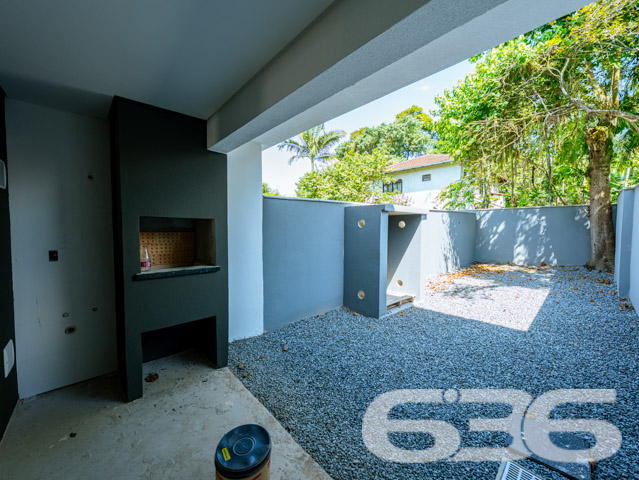 A 636 Negócios Imobiliários tem o prazer de apresentar uma oportunidade em Joinville, SC. Localizado no bairro Itaum, este sobrado geminado combina design moderno com um acabamento de alta qualidade, projetado para oferecer o máximo em conforto e estilo. Com entrega prevista para junho de 2025, este imóvel é uma excelente escolha para quem busca uma residência nova em uma região valorizada.

Detalhes do Imóvel:

Tipo: Sobrado Geminado
Área Construída: 117,56 m²
Área do Terreno: 168,14 m²

Composição do Imóvel:

Garagem Coberta: Espaço seguro para o estacionamento de veículos.
Três Suítes: Ambientes privativos com banheiro, proporcionando privacidade e conforto para toda a família.
Duas Salas: Espaçosas áreas de estar e jantar com layout aberto, perfeitas para reunir amigos e familiares.
Sacada: Um toque de requinte que amplia a visão e proporciona um espaço adicional para relaxamento.
Copa e Cozinha Conjugadas: Modernidade e praticidade no preparo de suas refeições.
Localização Privilegiada:

Situado em um bairro tranquilo com rua pavimentada.
Fácil acesso a serviços essenciais como supermercados, escolas e centros de saúde.
Proximidade com áreas de lazer, o que é ideal para a vida em família.
A planta é bem distribuída e foi pensada para maximizar o uso de cada espaço, garantindo uma experiência de moradia única.

Se você valoriza qualidade, conforto e deseja construir memórias preciosas no coração de Joinville, este sobrado é a escolha perfeita. Agende uma visita e venha conhecer o seu novo lar. Na 636 Negócios Imobiliários, entendemos que grandes conquistas são fruto de grandes decisões. Este é o momento de fazer a sua.
 
636 NEGÓCIOS IMOBILIÁRIOS: A SUA MELHOR ESCOLHA
Com mais de 30 anos de experiência, a 636 Negócios Imobiliários é sua parceira ideal para encontrar o imóvel perfeito. Estamos prontos para ajudá-lo a fazer deste imóvel o seu novo lar.
 
Telefone: (47) 3451-0636
WhatsApp: (47) 99190-0636
 
Não perca esta oportunidade única. Visite nosso site para mais informações: i636.com.br