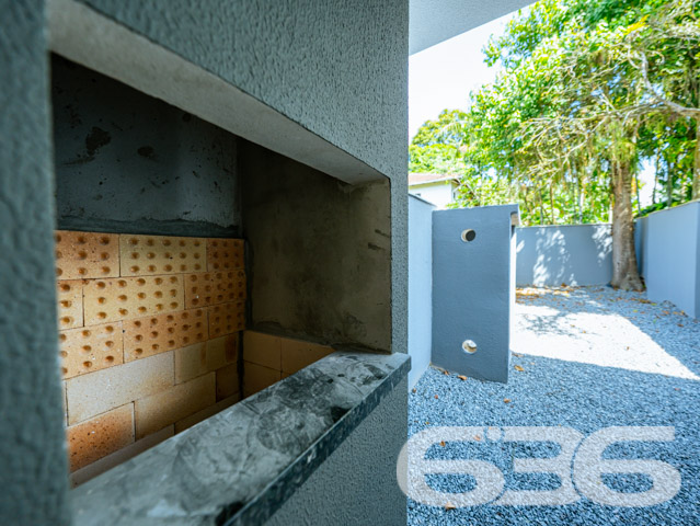 A 636 Negócios Imobiliários tem o prazer de apresentar uma oportunidade em Joinville, SC. Localizado no bairro Itaum, este sobrado geminado combina design moderno com um acabamento de alta qualidade, projetado para oferecer o máximo em conforto e estilo. Com entrega prevista para junho de 2025, este imóvel é uma excelente escolha para quem busca uma residência nova em uma região valorizada.

Detalhes do Imóvel:

Tipo: Sobrado Geminado
Área Construída: 117,56 m²
Área do Terreno: 168,14 m²

Composição do Imóvel:

Garagem Coberta: Espaço seguro para o estacionamento de veículos.
Três Suítes: Ambientes privativos com banheiro, proporcionando privacidade e conforto para toda a família.
Duas Salas: Espaçosas áreas de estar e jantar com layout aberto, perfeitas para reunir amigos e familiares.
Sacada: Um toque de requinte que amplia a visão e proporciona um espaço adicional para relaxamento.
Copa e Cozinha Conjugadas: Modernidade e praticidade no preparo de suas refeições.
Localização Privilegiada:

Situado em um bairro tranquilo com rua pavimentada.
Fácil acesso a serviços essenciais como supermercados, escolas e centros de saúde.
Proximidade com áreas de lazer, o que é ideal para a vida em família.
A planta é bem distribuída e foi pensada para maximizar o uso de cada espaço, garantindo uma experiência de moradia única.

Se você valoriza qualidade, conforto e deseja construir memórias preciosas no coração de Joinville, este sobrado é a escolha perfeita. Agende uma visita e venha conhecer o seu novo lar. Na 636 Negócios Imobiliários, entendemos que grandes conquistas são fruto de grandes decisões. Este é o momento de fazer a sua.
 
636 NEGÓCIOS IMOBILIÁRIOS: A SUA MELHOR ESCOLHA
Com mais de 30 anos de experiência, a 636 Negócios Imobiliários é sua parceira ideal para encontrar o imóvel perfeito. Estamos prontos para ajudá-lo a fazer deste imóvel o seu novo lar.
 
Telefone: (47) 3451-0636
WhatsApp: (47) 99190-0636
 
Não perca esta oportunidade única. Visite nosso site para mais informações: i636.com.br