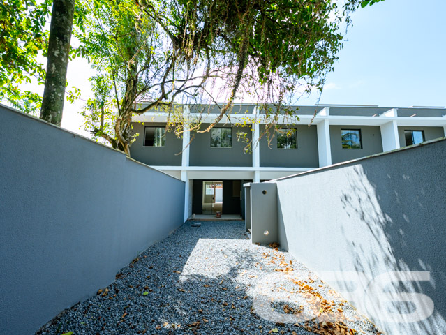 A 636 Negócios Imobiliários tem o prazer de apresentar uma oportunidade em Joinville, SC. Localizado no bairro Itaum, este sobrado geminado combina design moderno com um acabamento de alta qualidade, projetado para oferecer o máximo em conforto e estilo. Com entrega prevista para junho de 2025, este imóvel é uma excelente escolha para quem busca uma residência nova em uma região valorizada.

Detalhes do Imóvel:

Tipo: Sobrado Geminado
Área Construída: 117,56 m²
Área do Terreno: 168,14 m²

Composição do Imóvel:

Garagem Coberta: Espaço seguro para o estacionamento de veículos.
Três Suítes: Ambientes privativos com banheiro, proporcionando privacidade e conforto para toda a família.
Duas Salas: Espaçosas áreas de estar e jantar com layout aberto, perfeitas para reunir amigos e familiares.
Sacada: Um toque de requinte que amplia a visão e proporciona um espaço adicional para relaxamento.
Copa e Cozinha Conjugadas: Modernidade e praticidade no preparo de suas refeições.
Localização Privilegiada:

Situado em um bairro tranquilo com rua pavimentada.
Fácil acesso a serviços essenciais como supermercados, escolas e centros de saúde.
Proximidade com áreas de lazer, o que é ideal para a vida em família.
A planta é bem distribuída e foi pensada para maximizar o uso de cada espaço, garantindo uma experiência de moradia única.

Se você valoriza qualidade, conforto e deseja construir memórias preciosas no coração de Joinville, este sobrado é a escolha perfeita. Agende uma visita e venha conhecer o seu novo lar. Na 636 Negócios Imobiliários, entendemos que grandes conquistas são fruto de grandes decisões. Este é o momento de fazer a sua.
 
636 NEGÓCIOS IMOBILIÁRIOS: A SUA MELHOR ESCOLHA
Com mais de 30 anos de experiência, a 636 Negócios Imobiliários é sua parceira ideal para encontrar o imóvel perfeito. Estamos prontos para ajudá-lo a fazer deste imóvel o seu novo lar.
 
Telefone: (47) 3451-0636
WhatsApp: (47) 99190-0636
 
Não perca esta oportunidade única. Visite nosso site para mais informações: i636.com.br